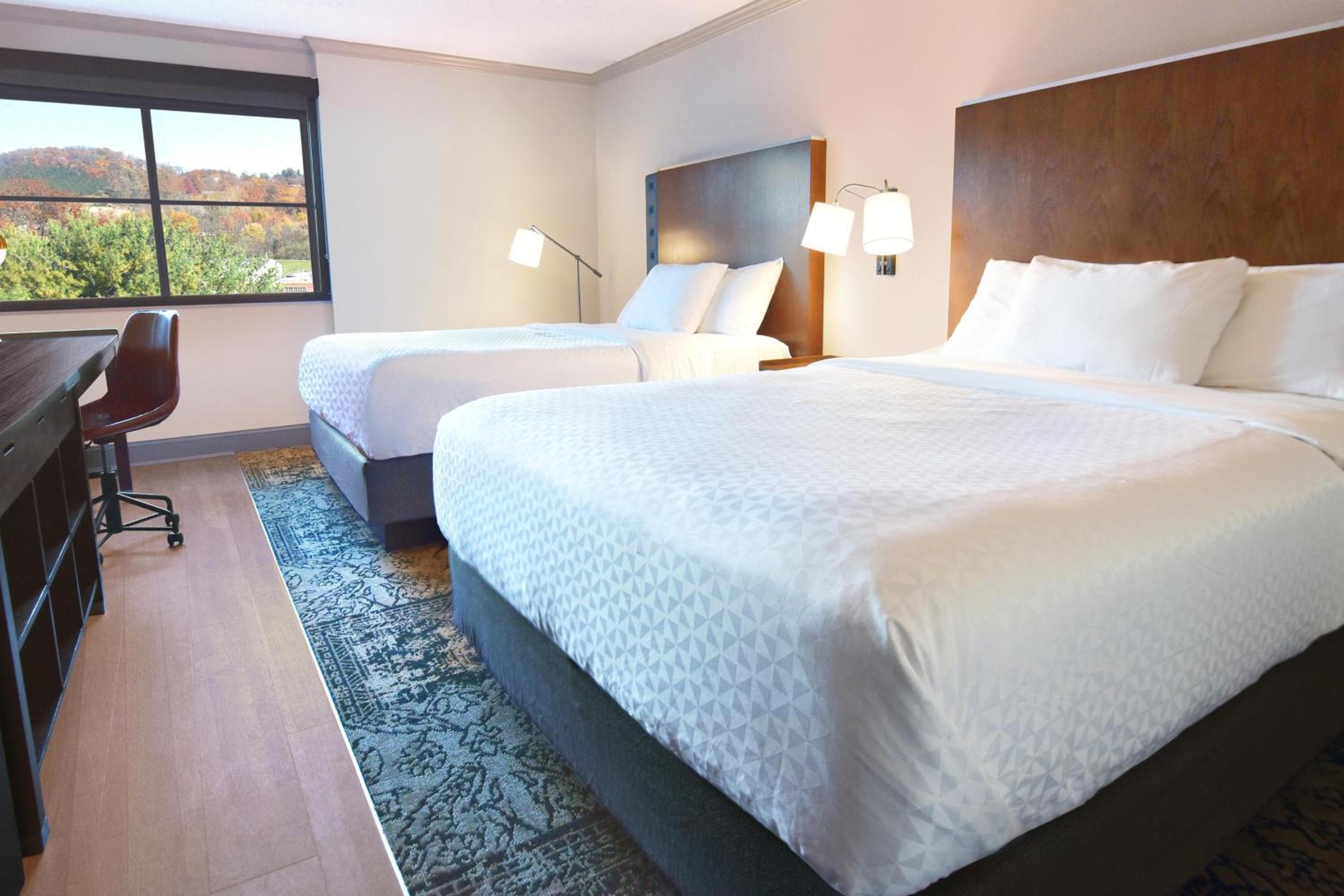 Deluxe King Room with Adapted Tub - Mobility and Hearing Accessible - Photo 2