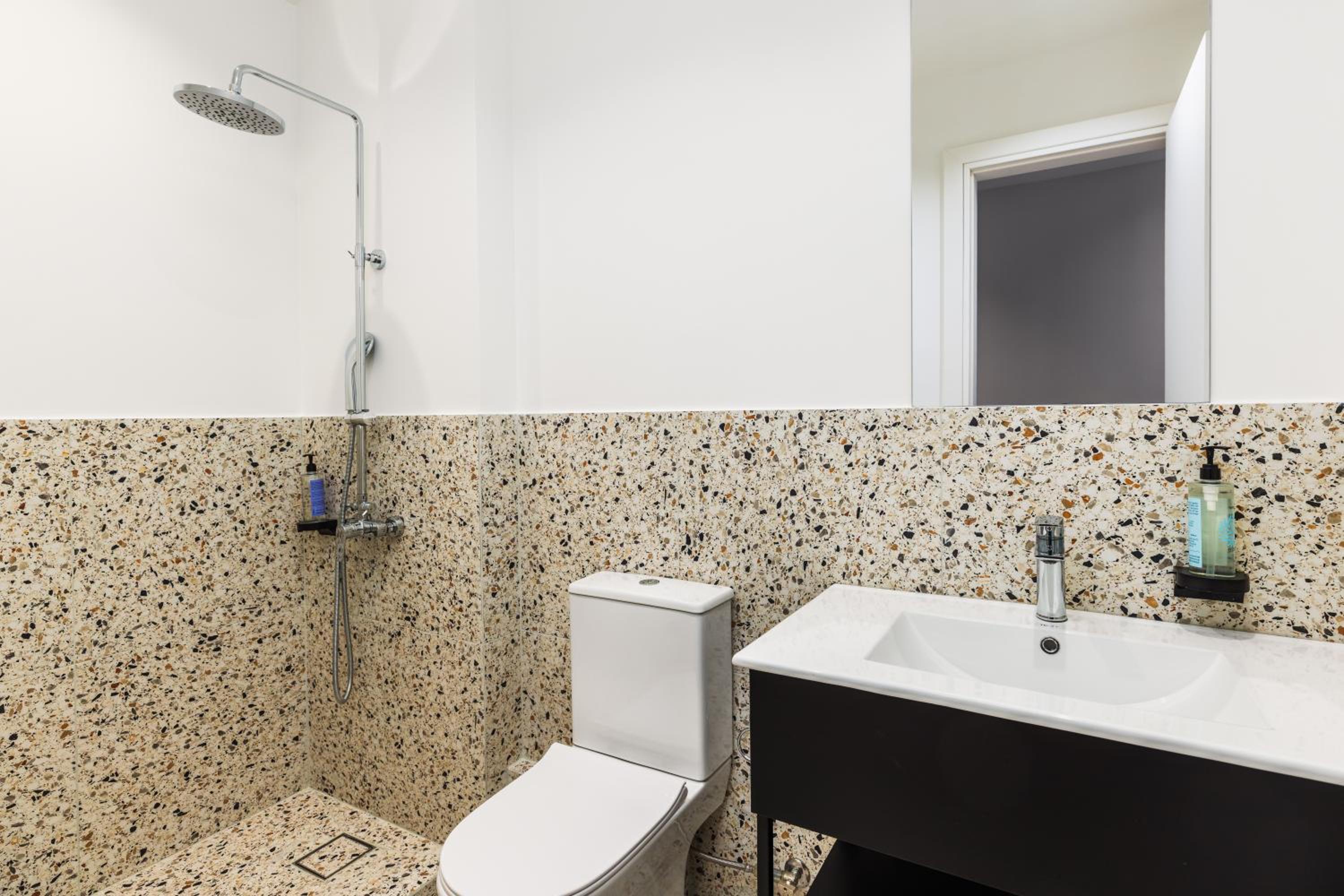 Standard Double Room - Photo 9