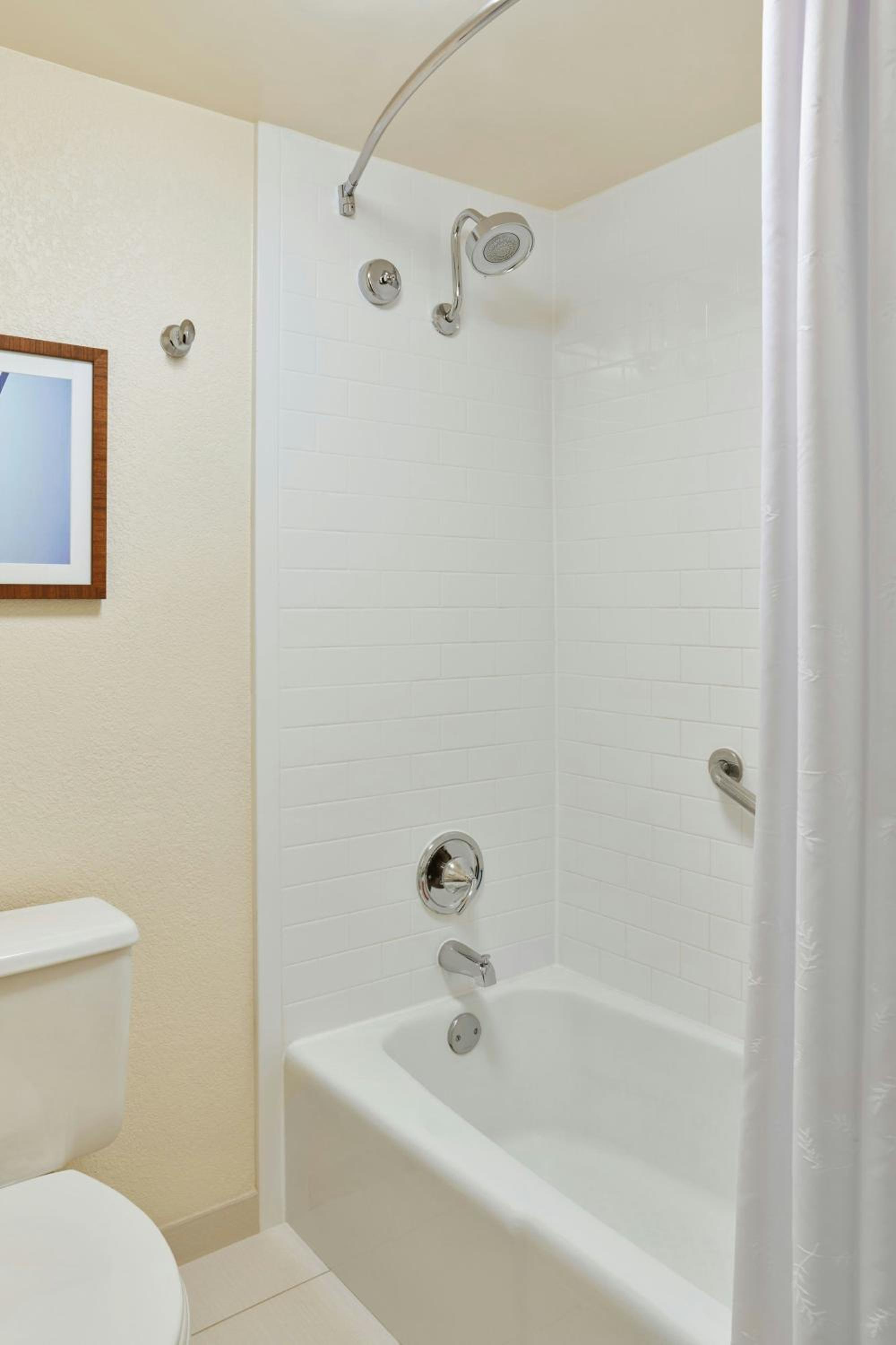 King Room - Hearing Accessible photo 3