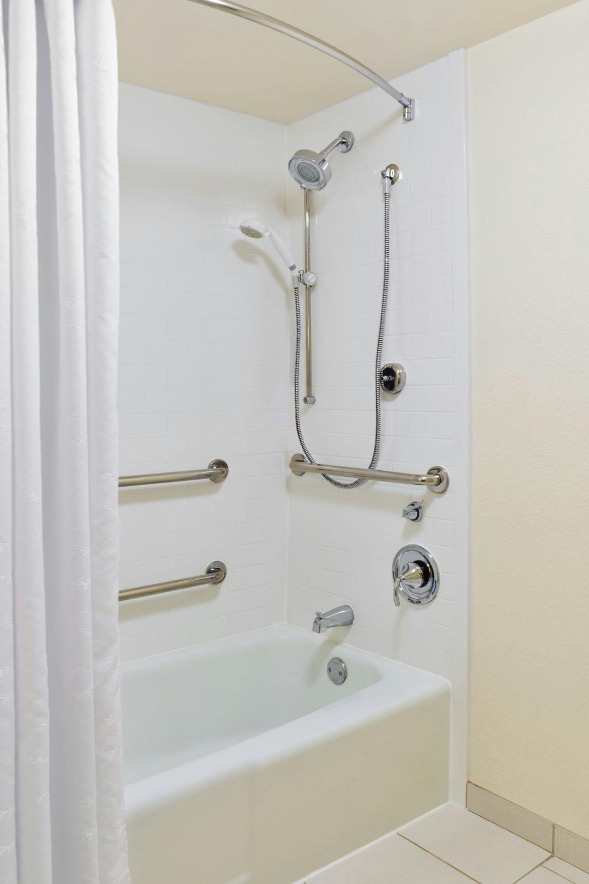 Queen Room with Pool View - Mobility Accessible with Tub