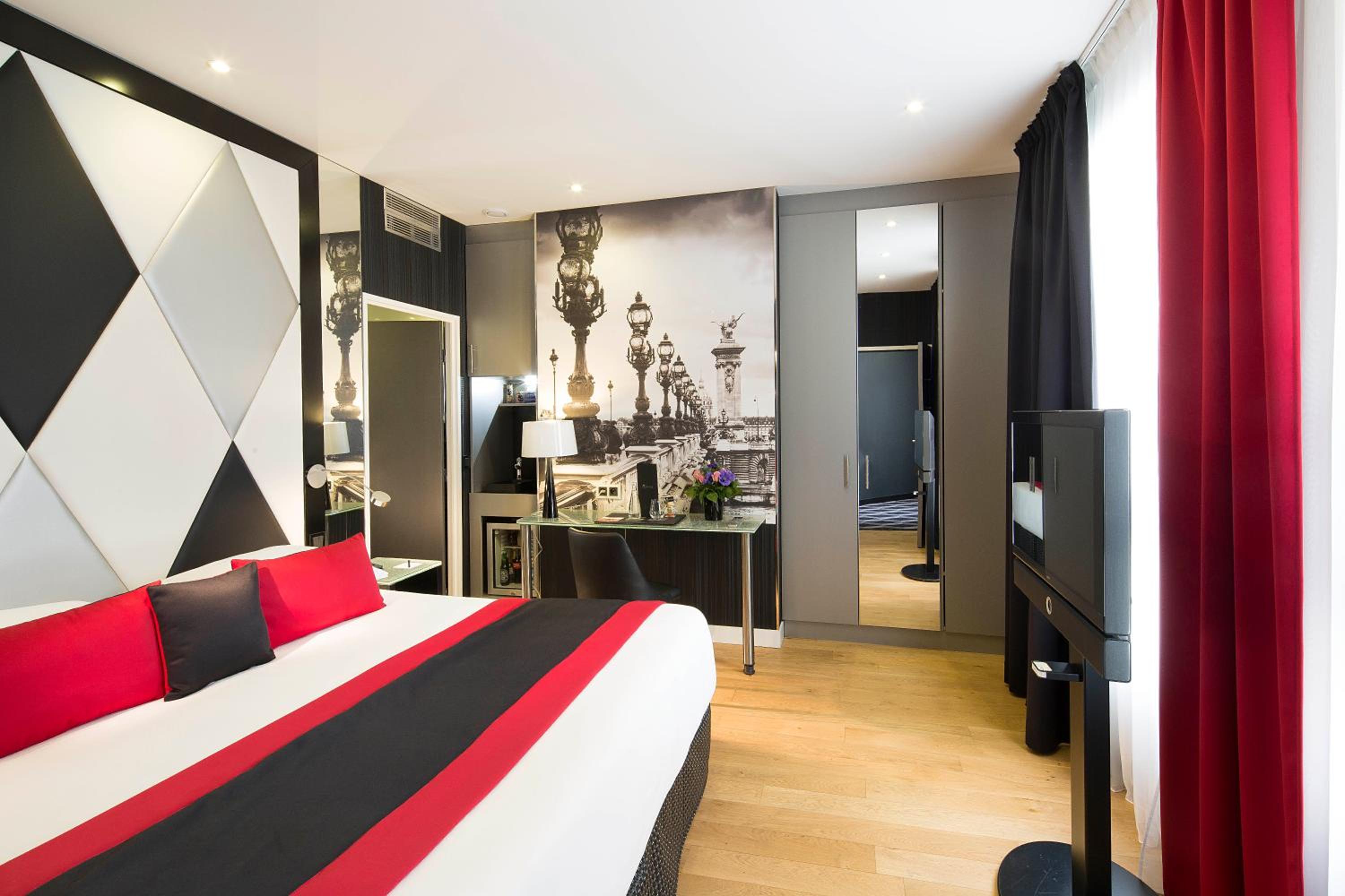 L'Empire Paris - Louvre bedroom photo