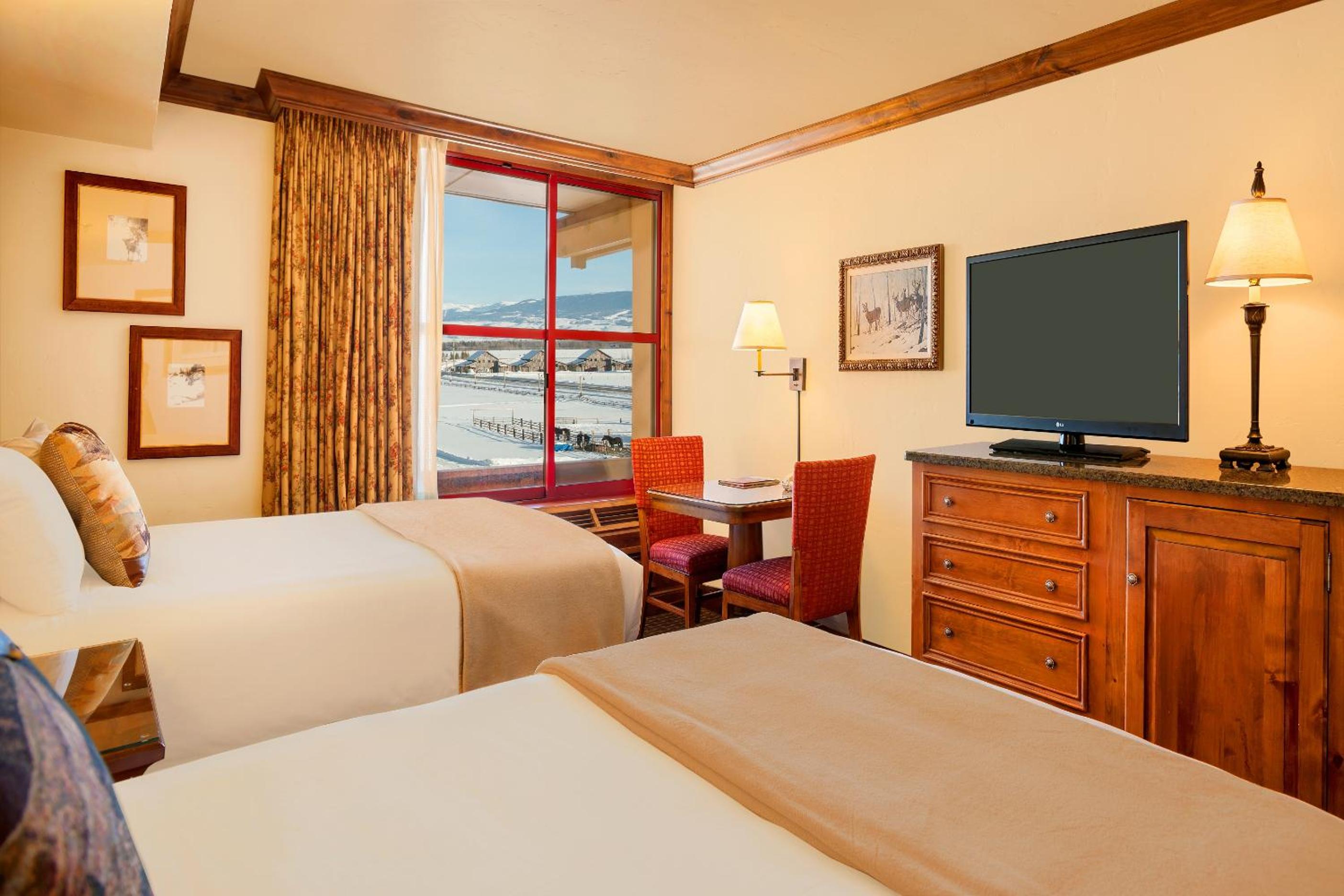 Deluxe Queen Room with Two Queen Beds - Photo 7