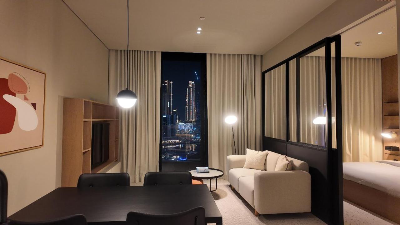 One-Bedroom with Balcony Burj Khalifa View photo 3