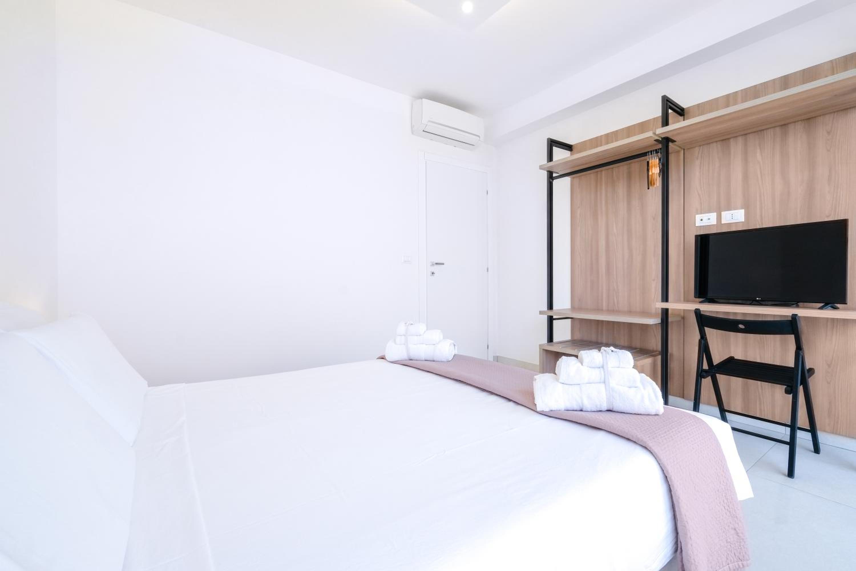 Two-Bedroom Apartment with Jacuzzi and Partial Sea View photo 2