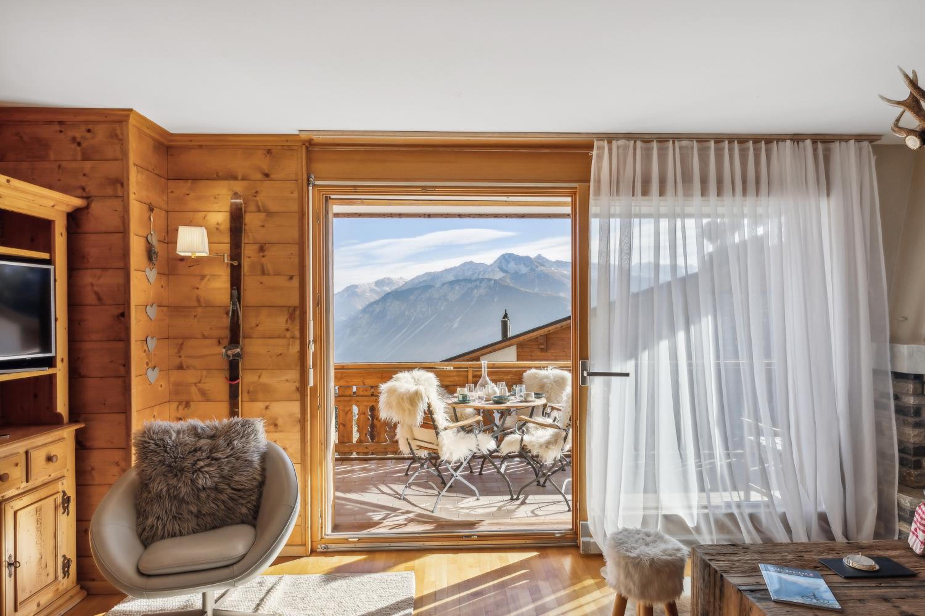 Two-Bedroom Apartment with Mountain View photo 3