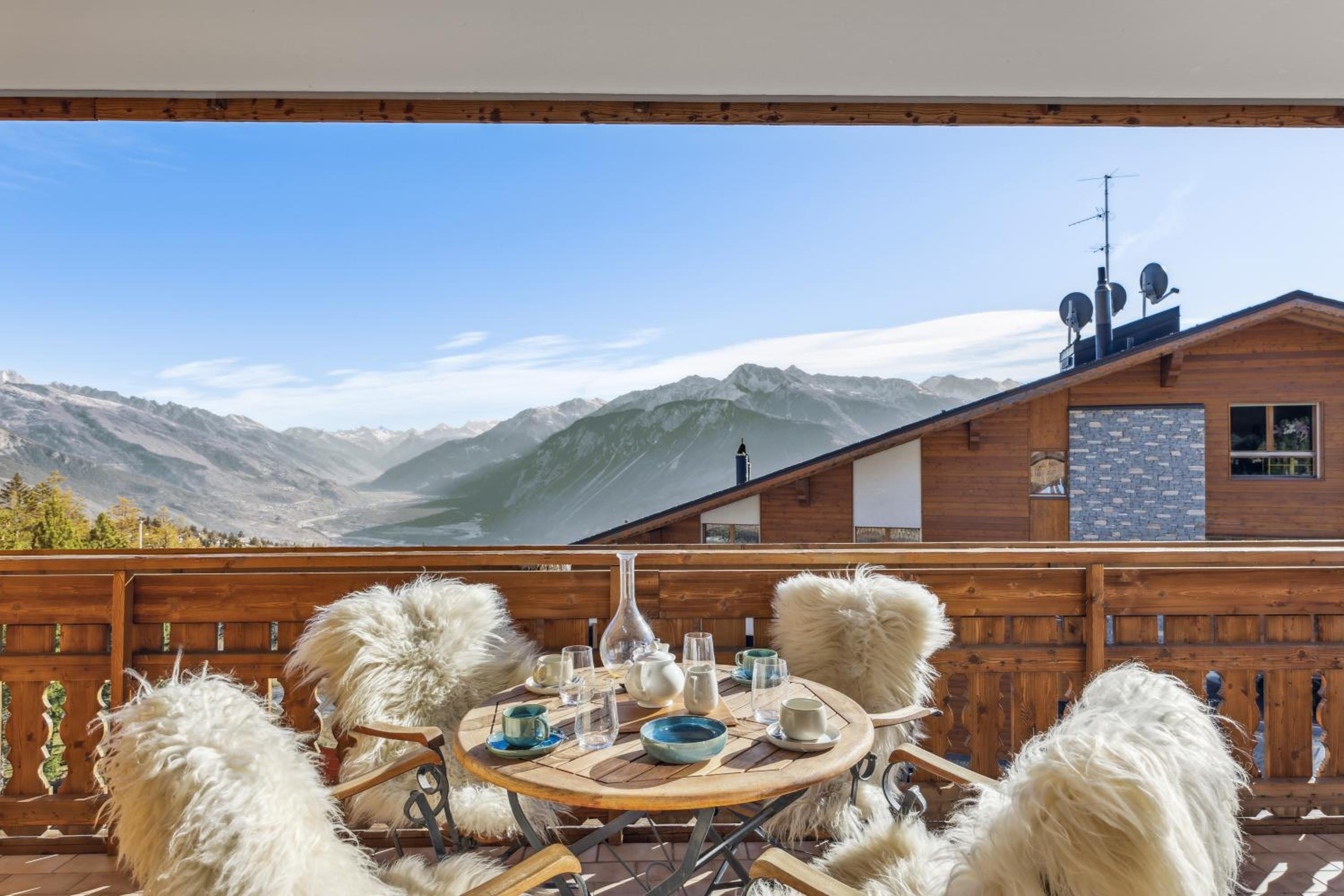 Two-Bedroom Apartment with Mountain View photo 1