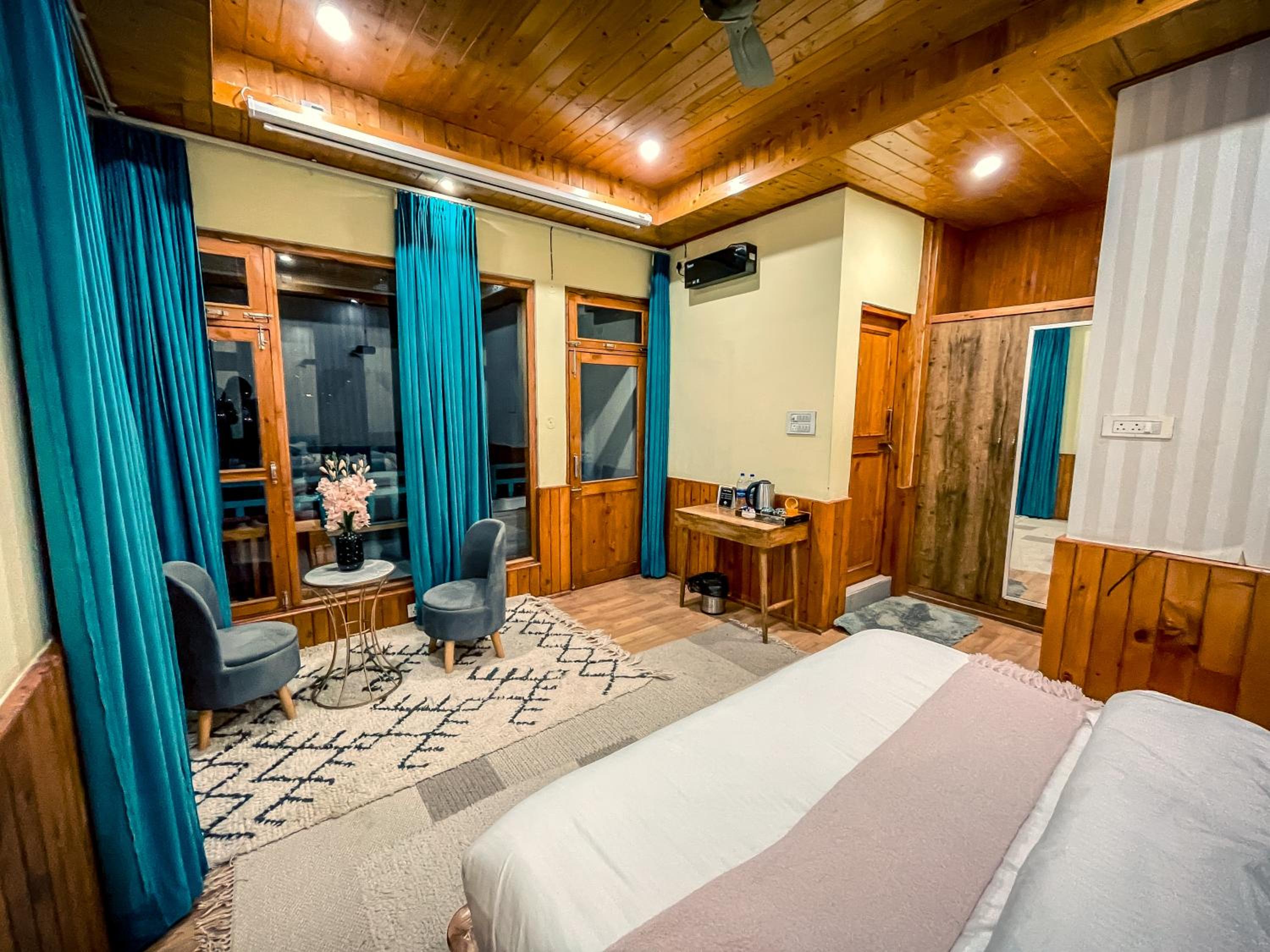 Deluxe Double Room with Balcony photo 2
