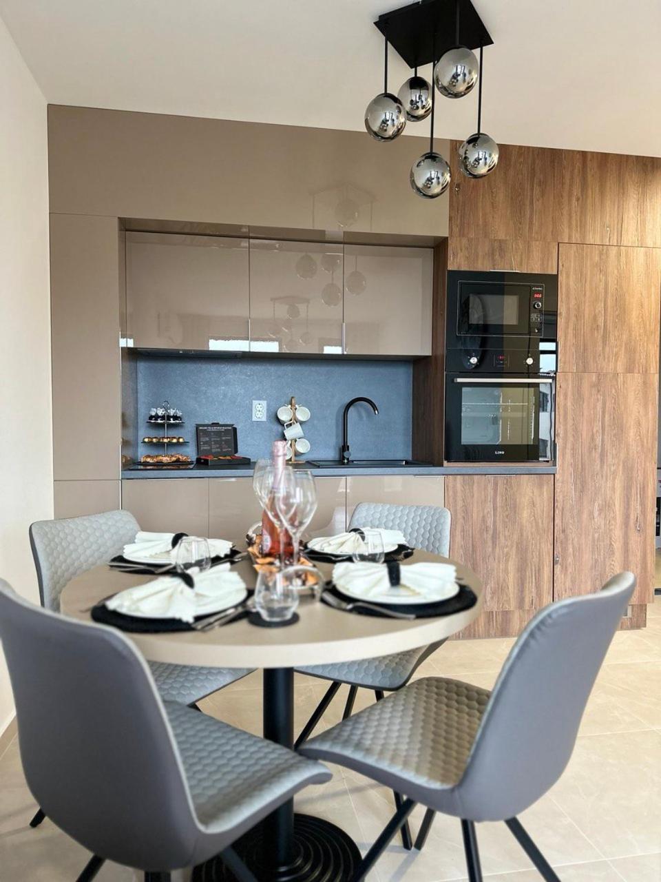One-Bedroom Apartment with Sea View and Balcony photo 1