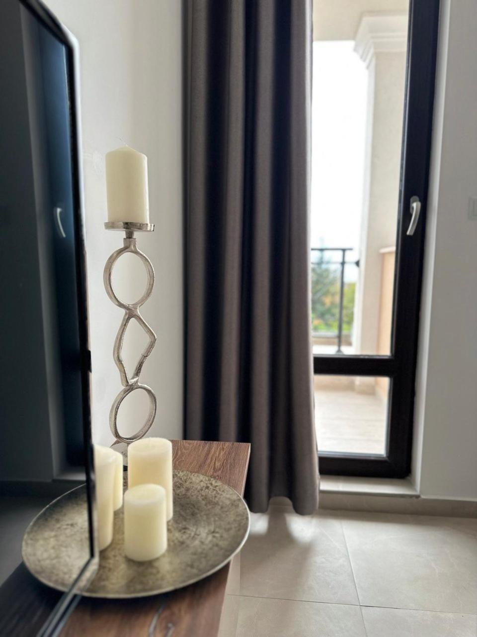 One-Bedroom Apartment with Sea View and Balcony photo 3