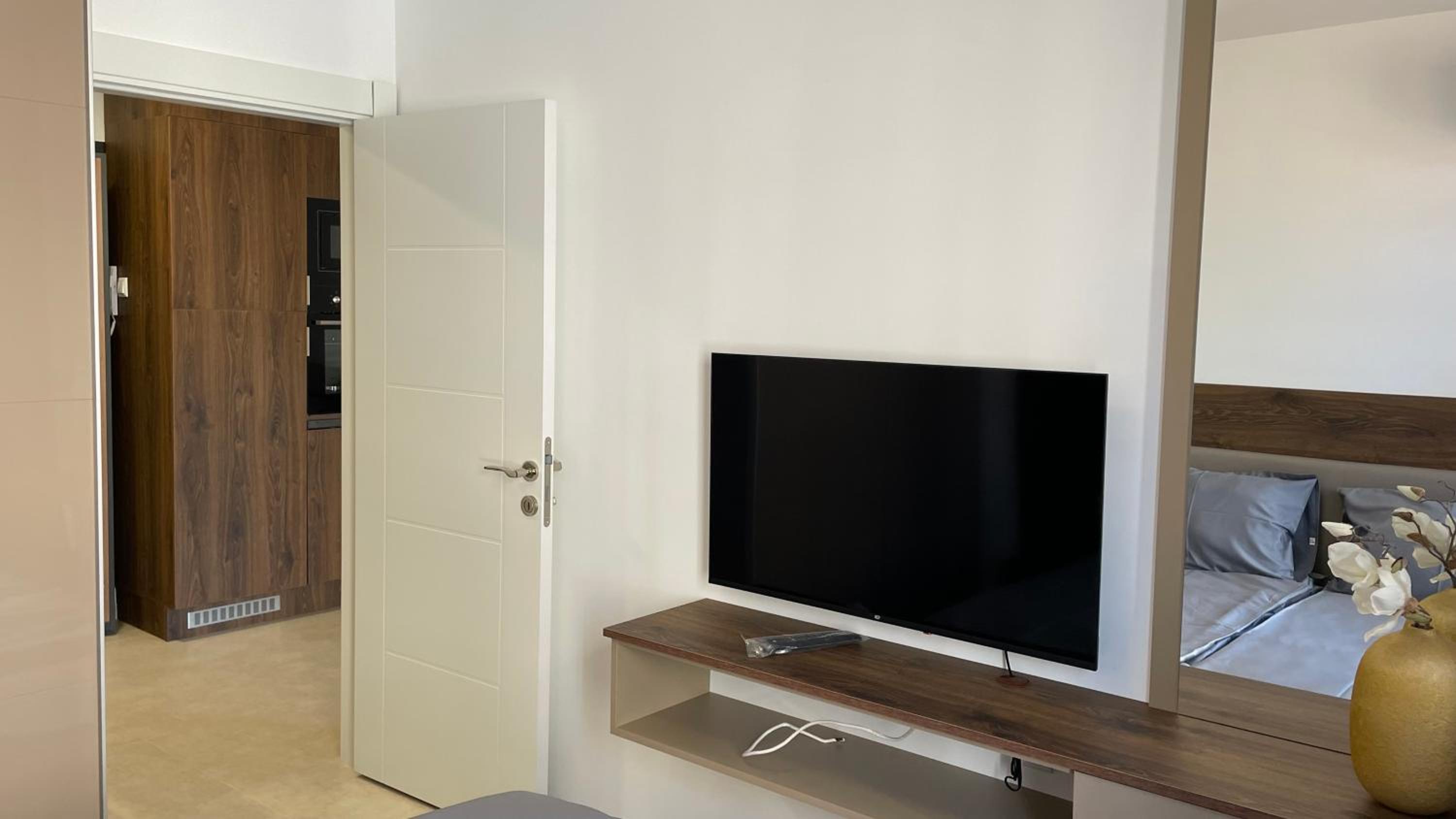 One-Bedroom Apartment with Pool View photo 2