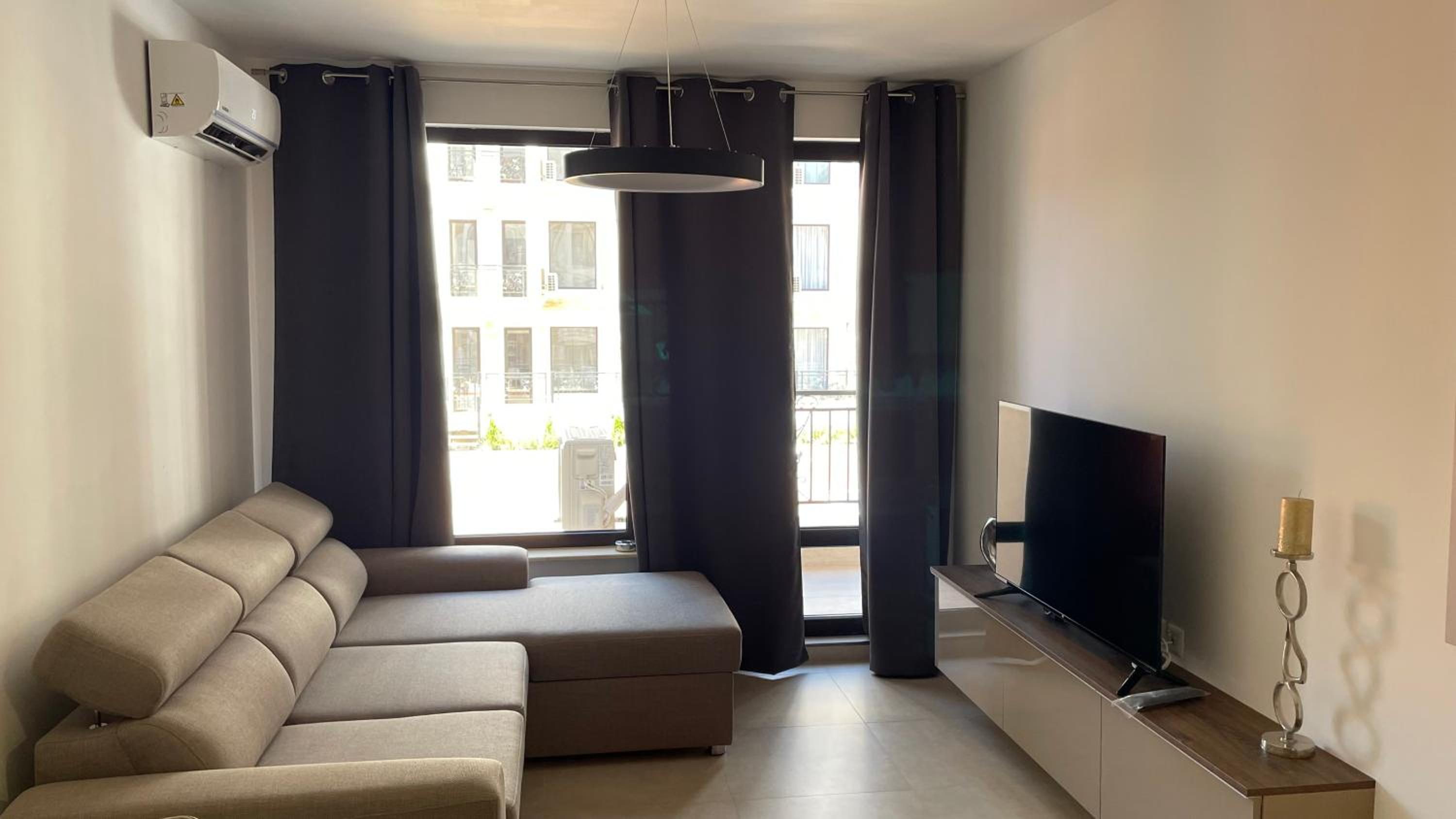 One-Bedroom Apartment with Pool View photo 3