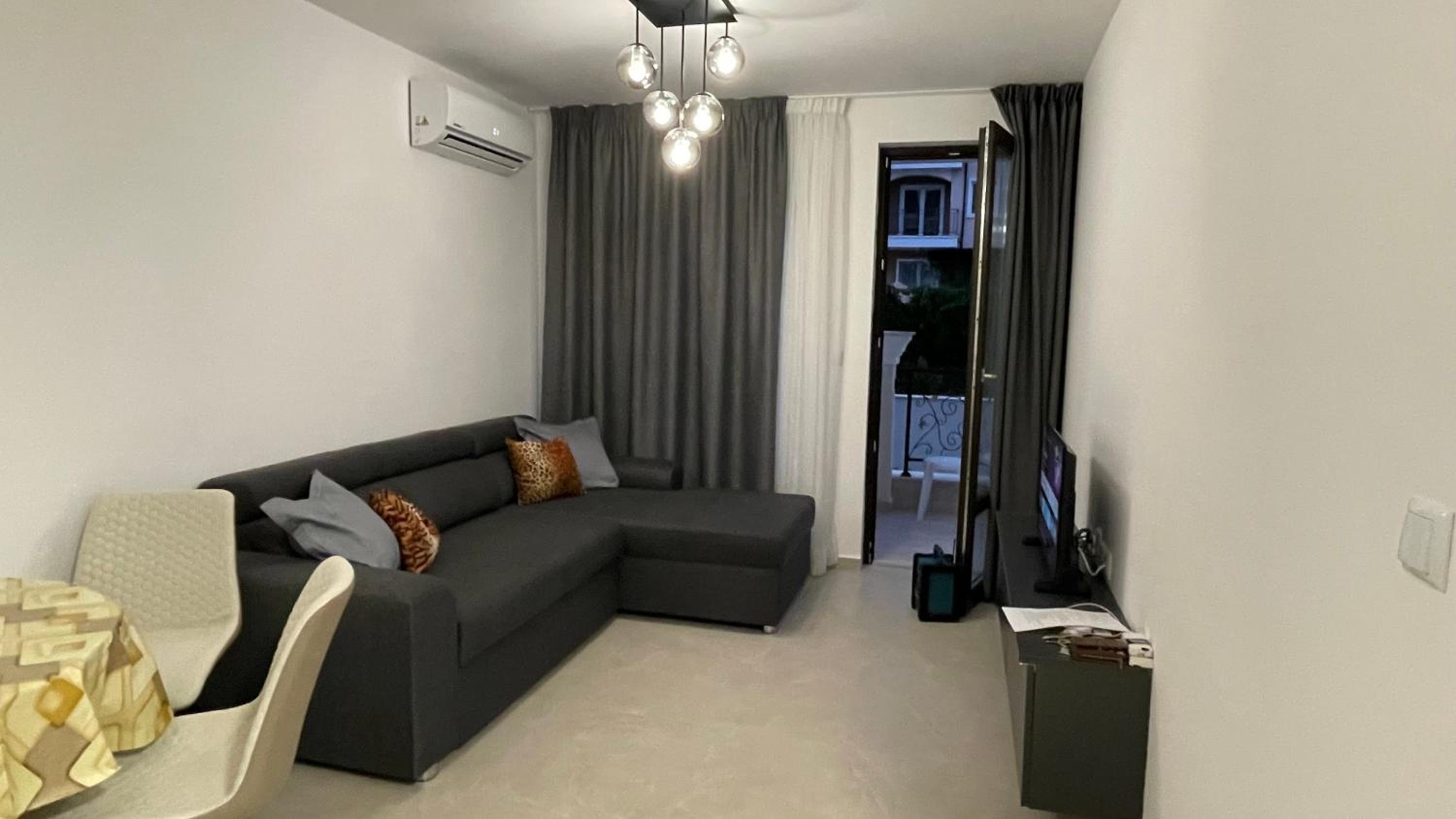 One-Bedroom Apartment with Balcony and Mountain View   photo 1