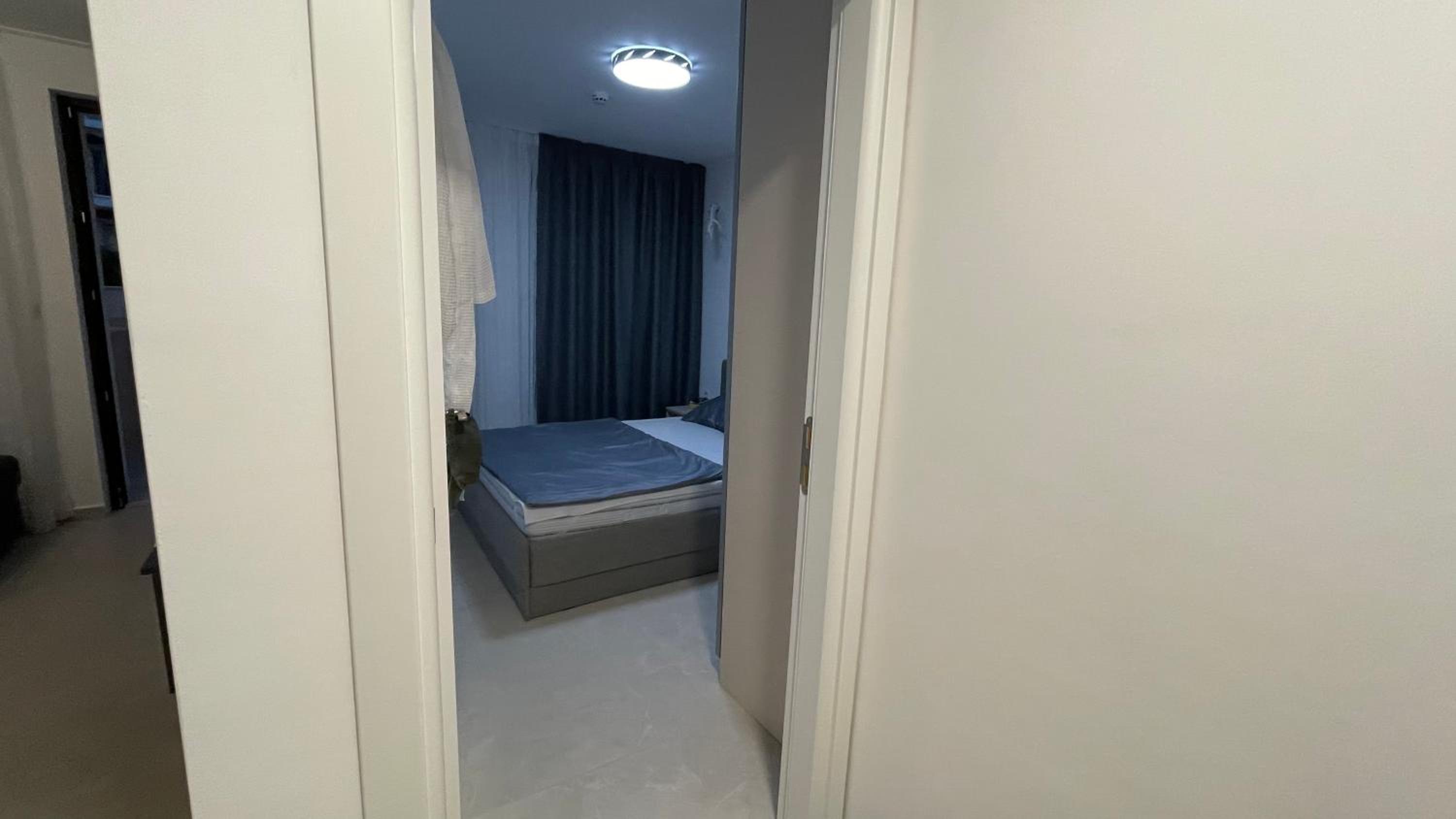 One-Bedroom Apartment with Balcony and Mountain View   photo 3