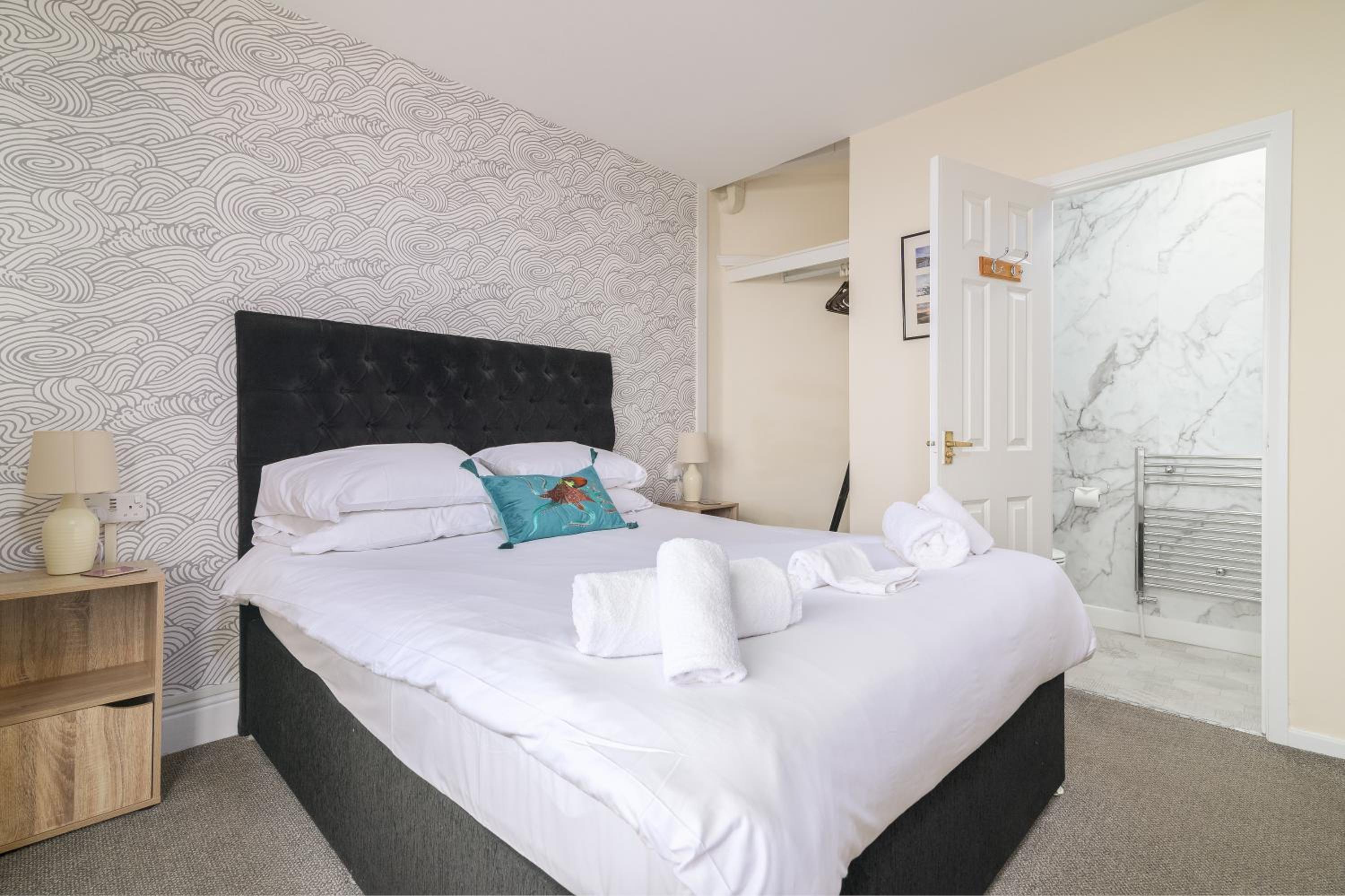 Seaview Room with Bay Window photo 3