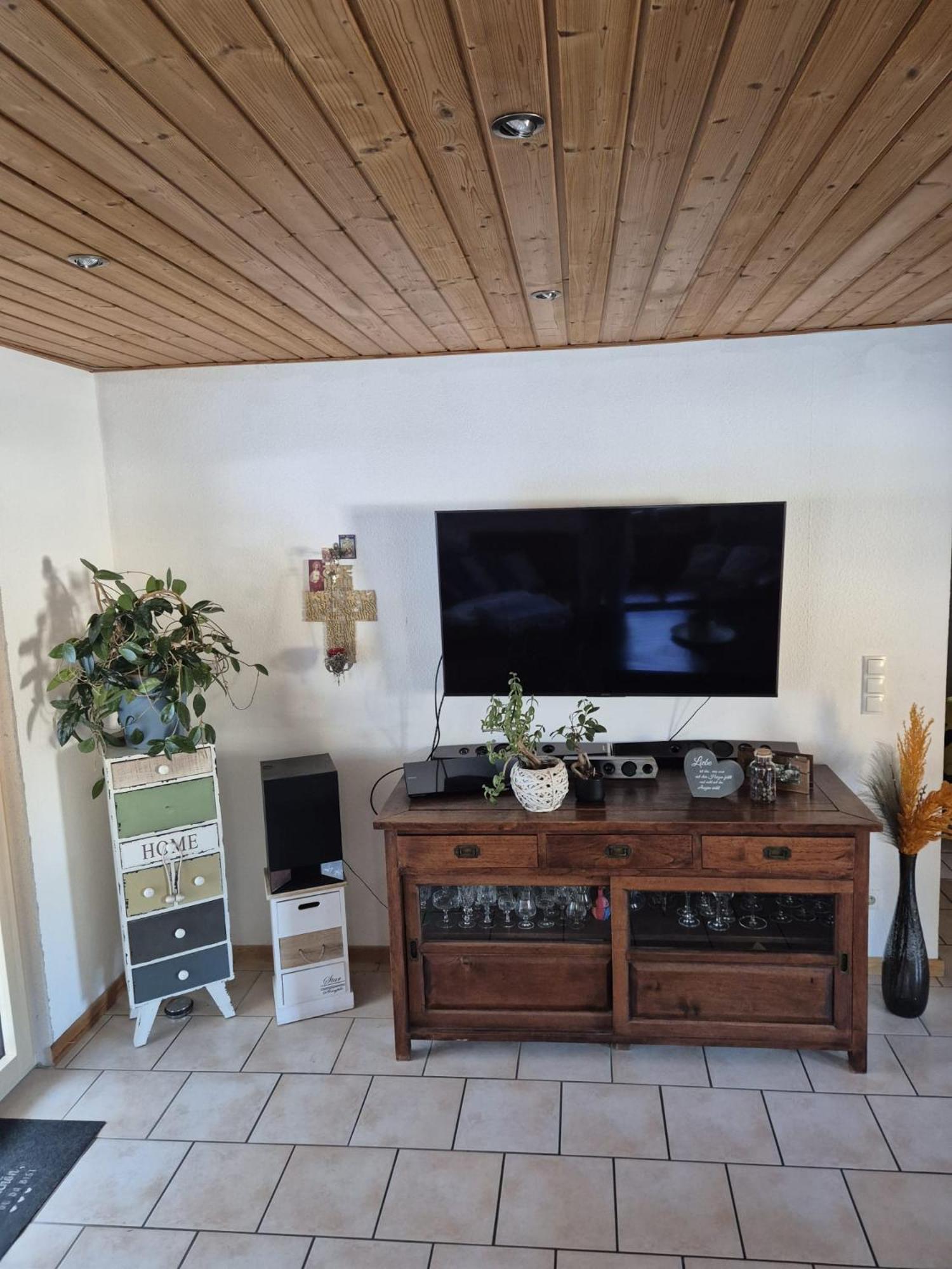 Five-Bedroom House photo 3
