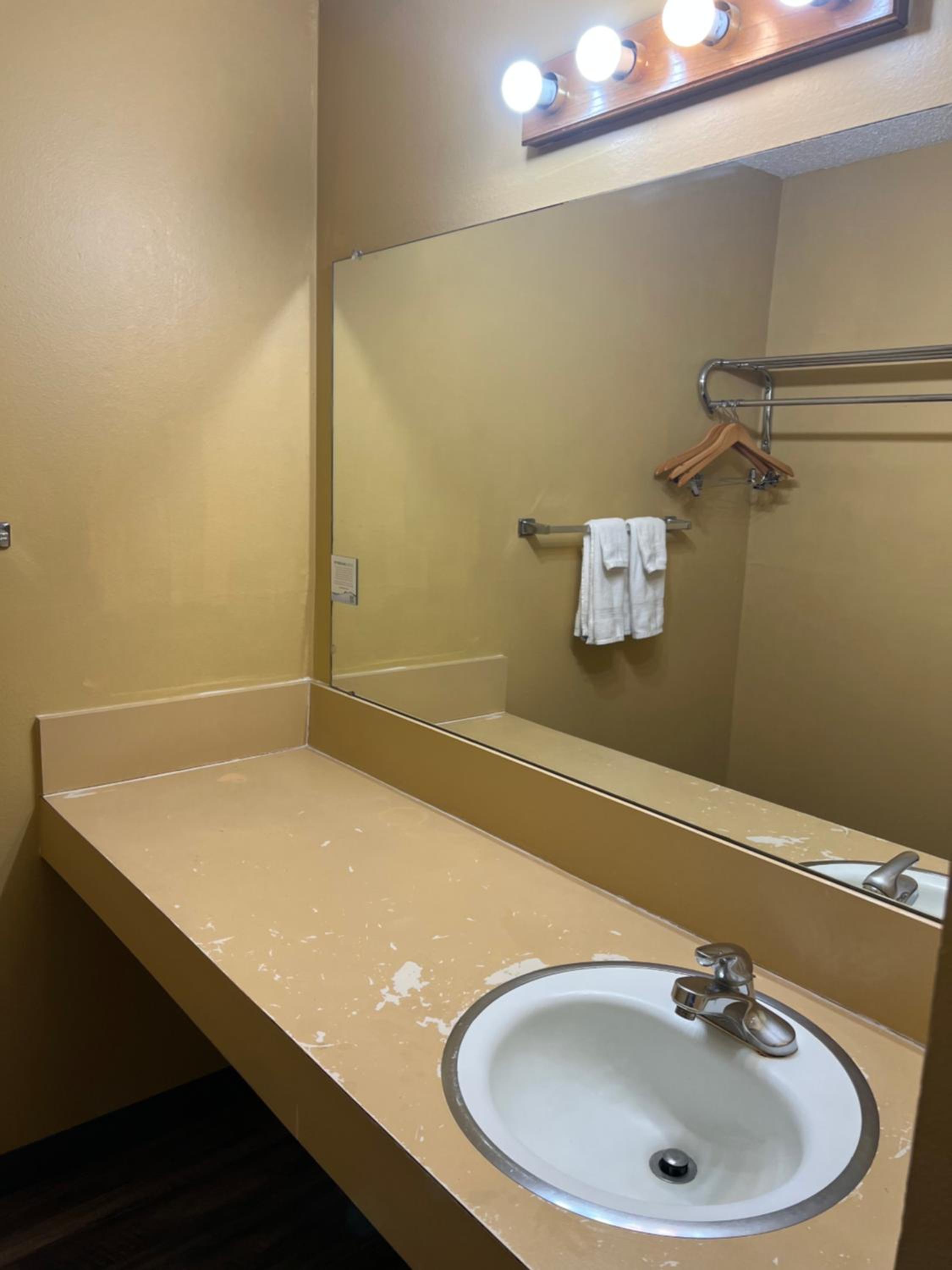 1 King Bed, Efficiency Room, Non-Smoking