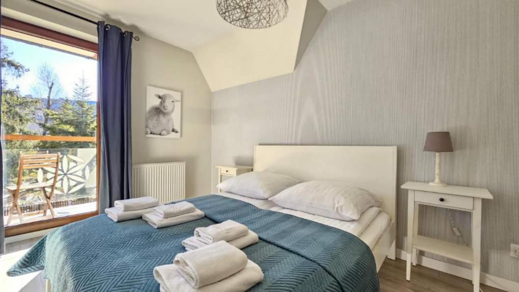One-Bedroom Apartment with Balcony