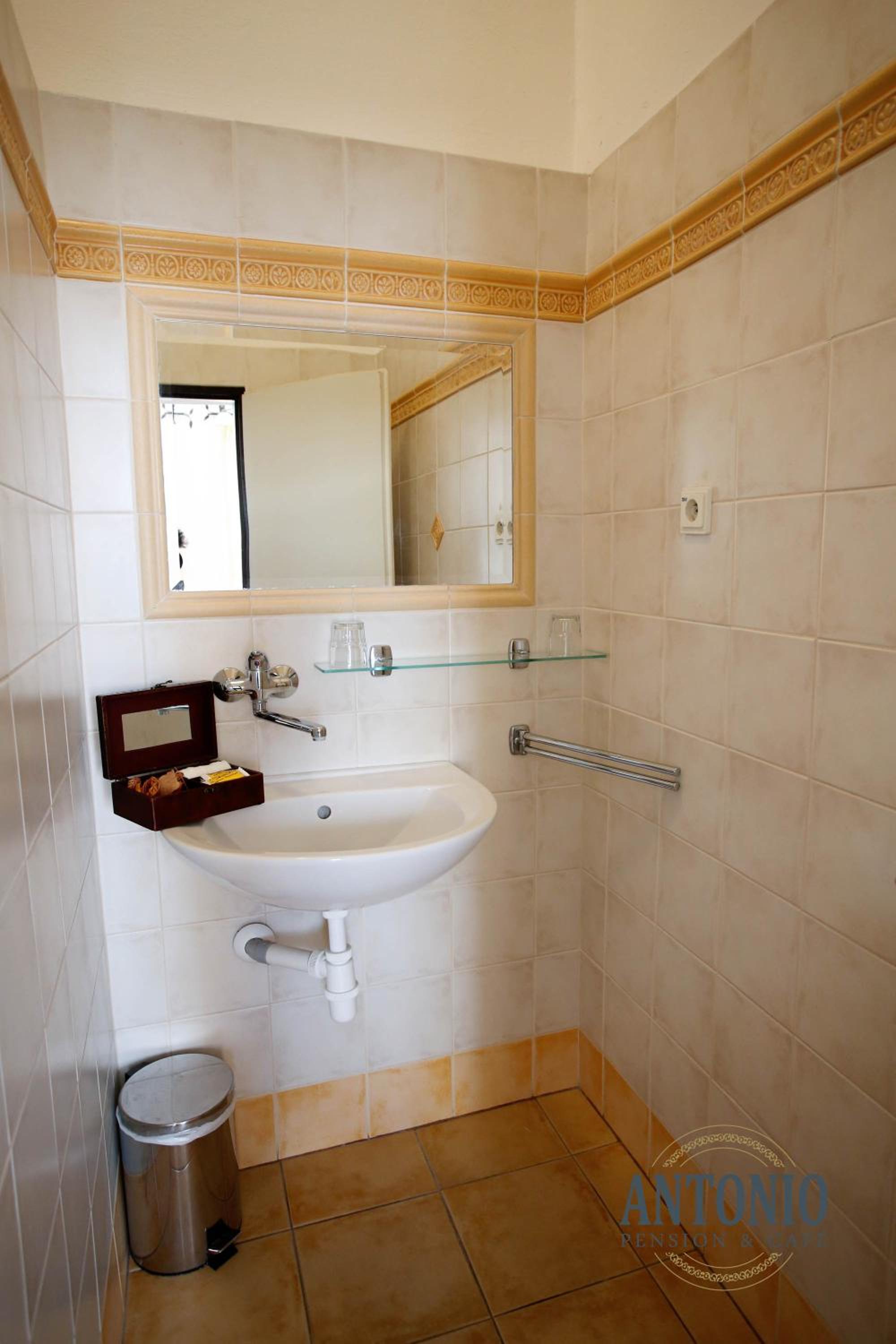 Standard Double Room - Photo 8