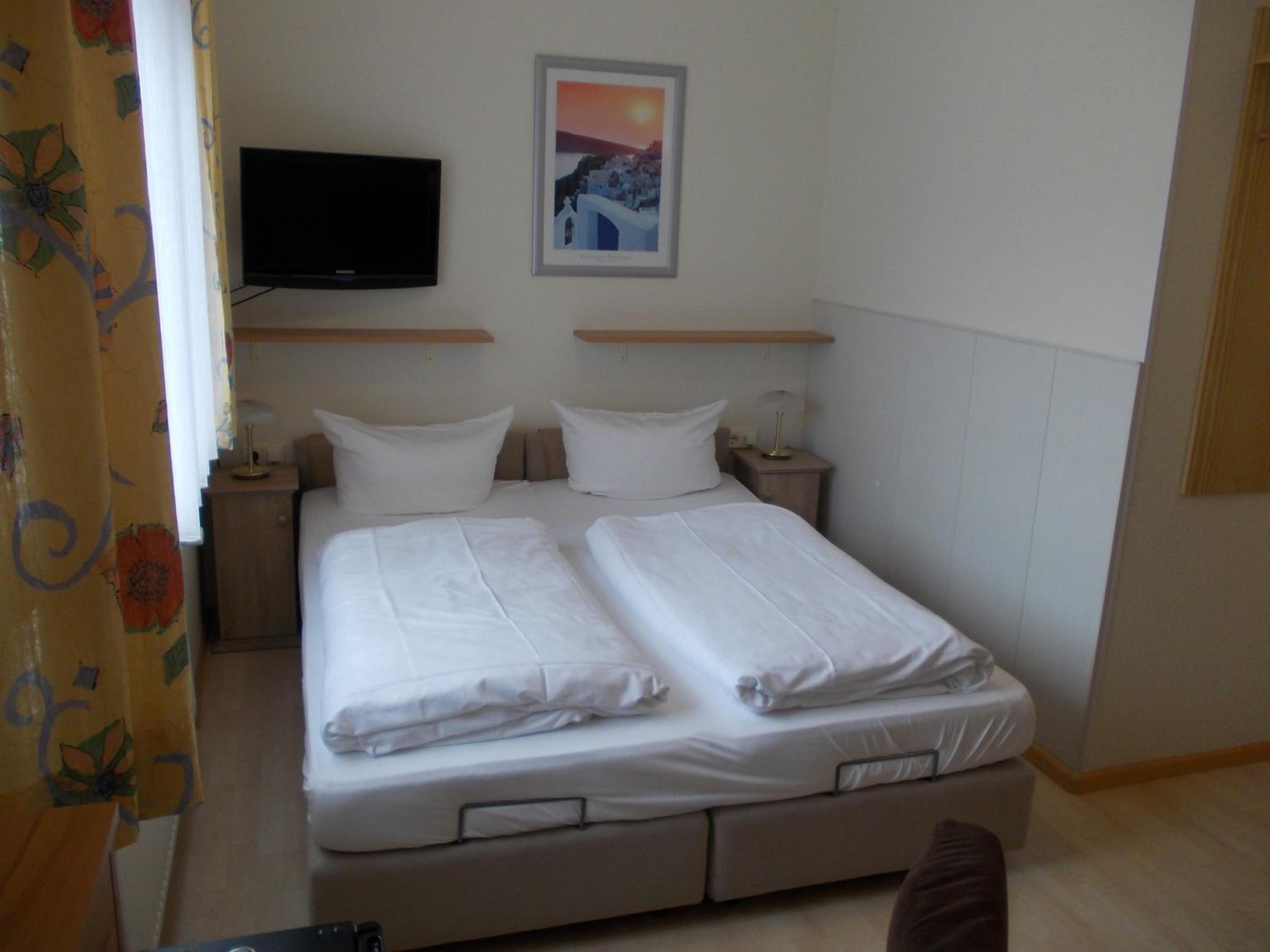Double Room with Balcony - Photo 2
