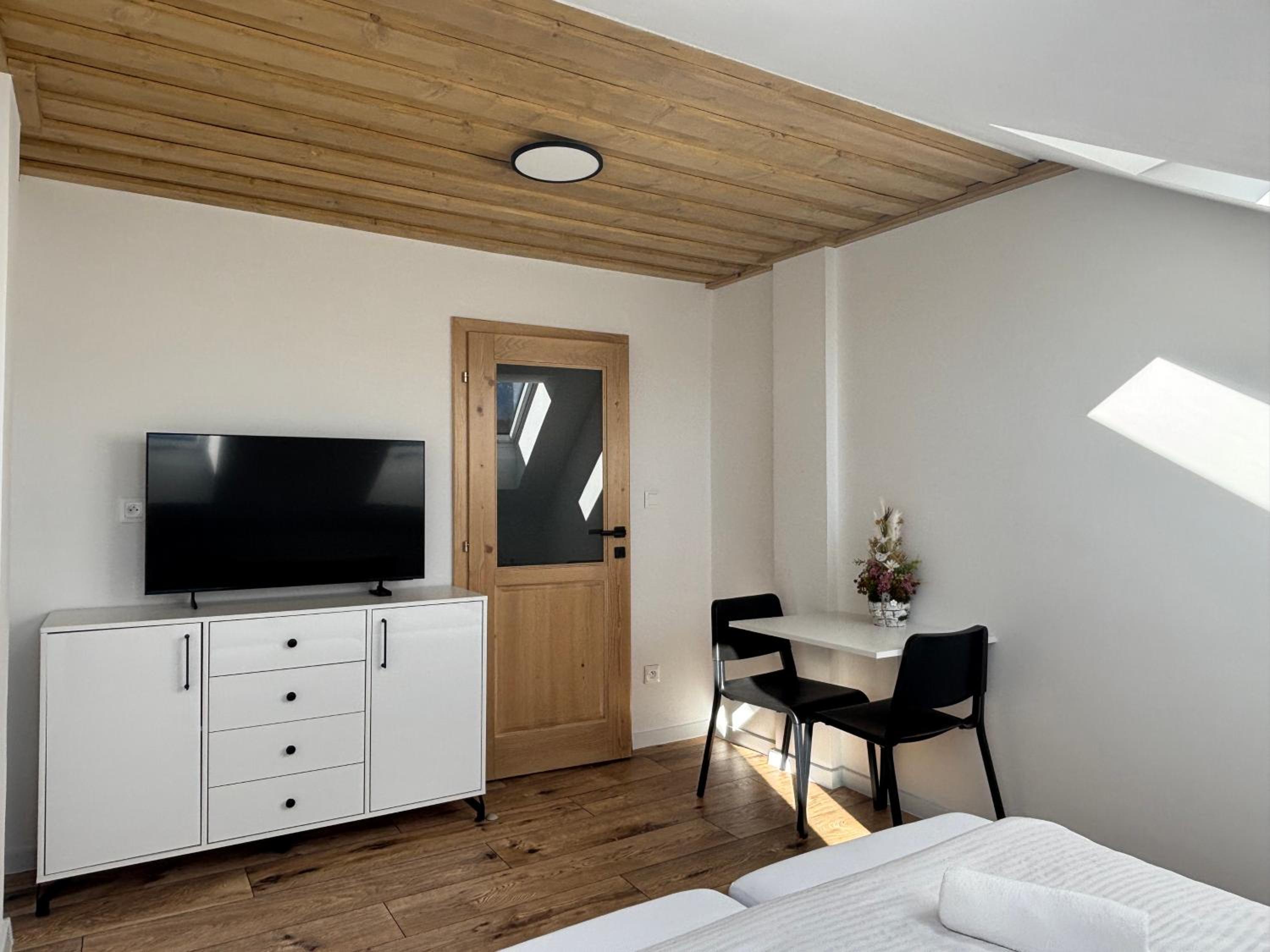 Standard Double or Twin Room - Photo 8