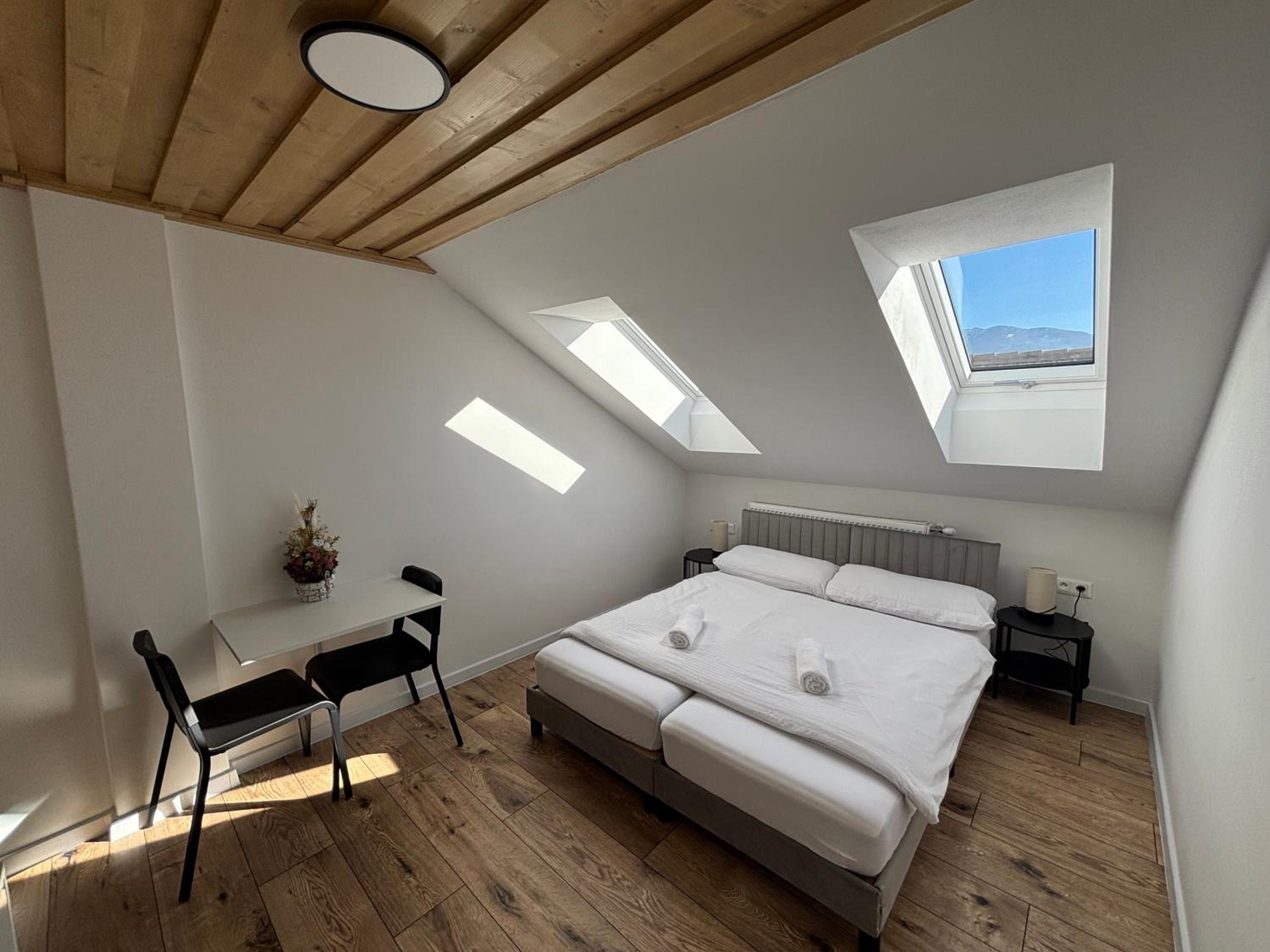 Standard Double or Twin Room - Photo 9
