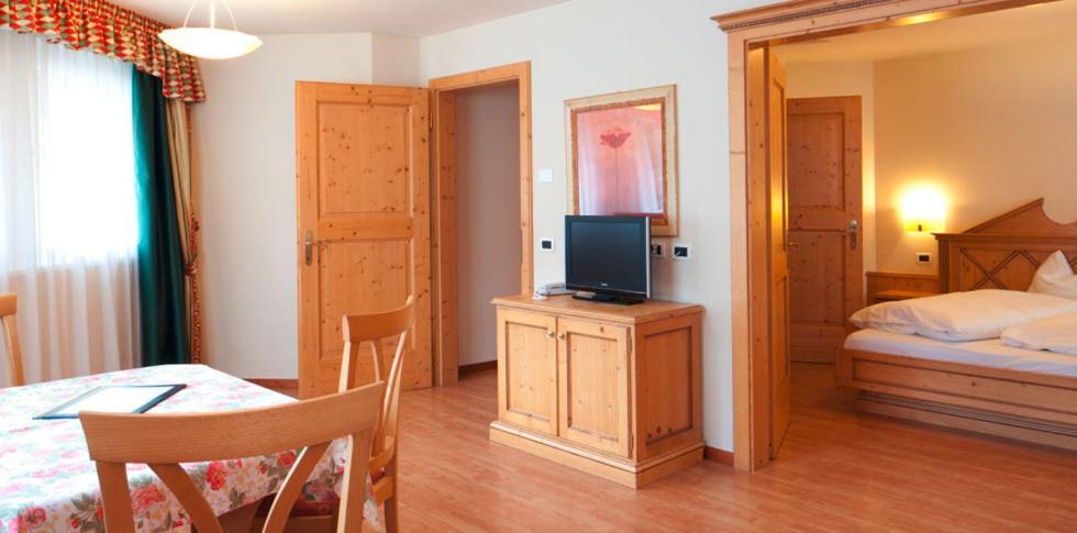 One-Bedroom Apartment With Mountain View
