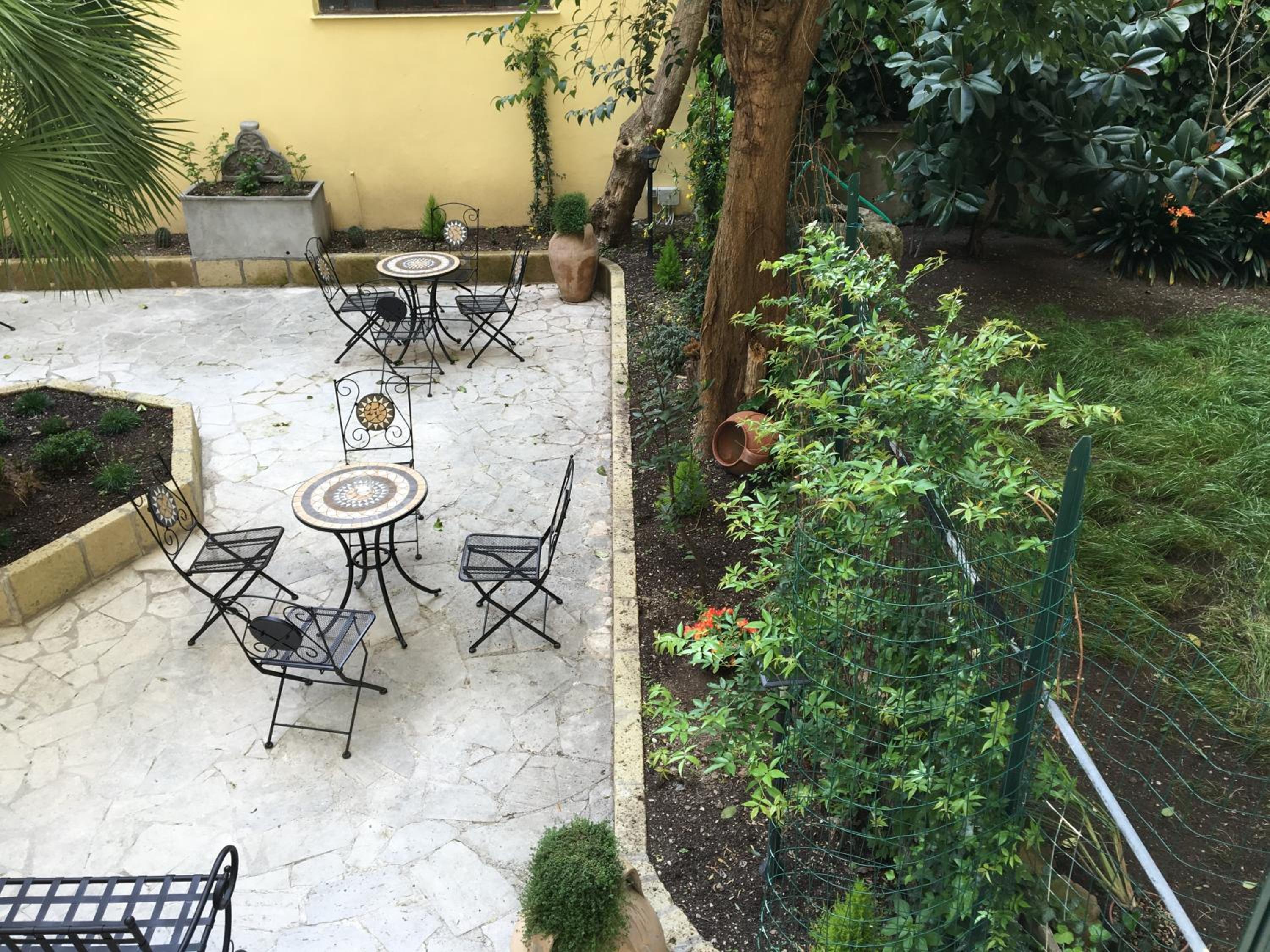 Deluxe Double or Twin Room with Garden View photo 2