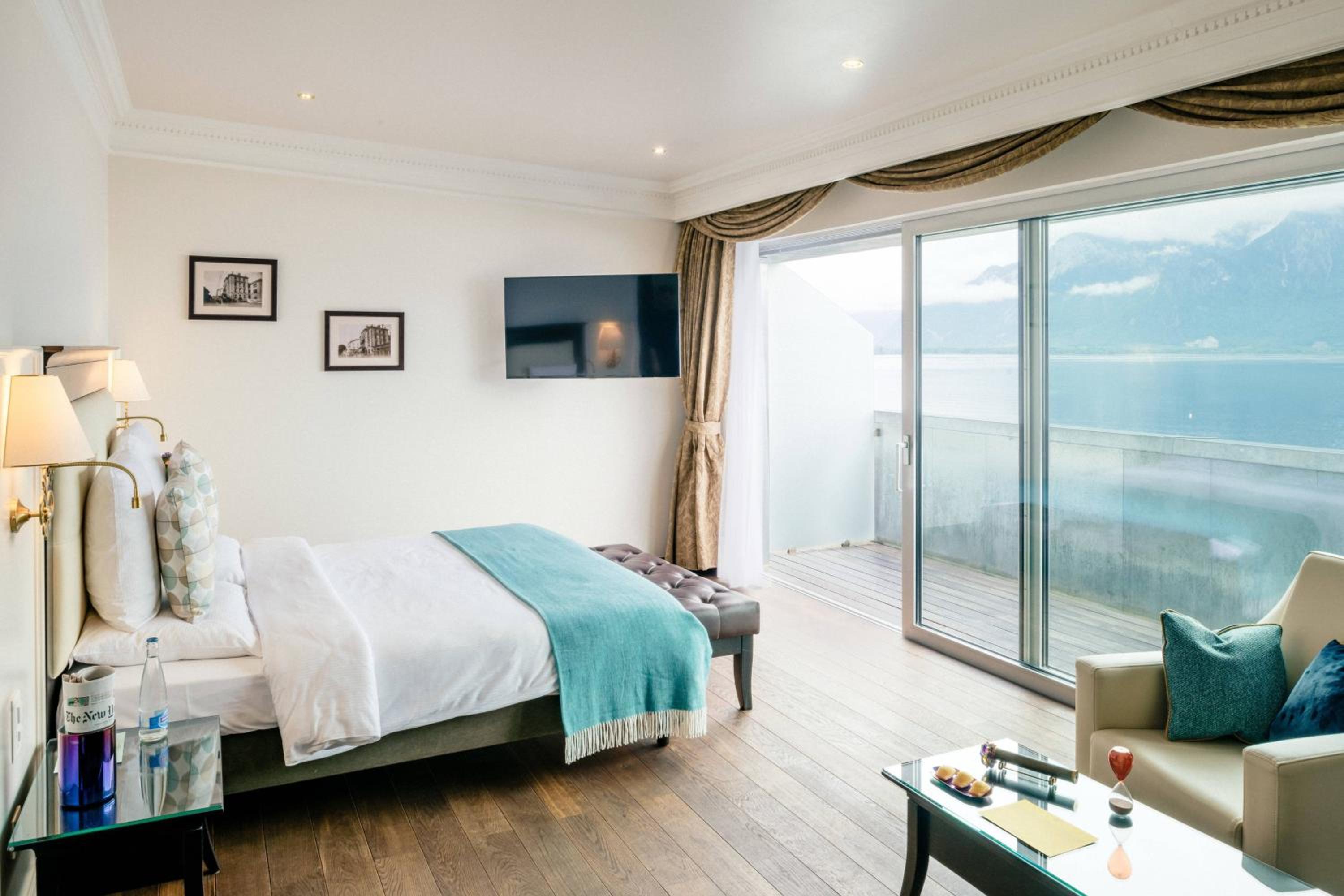 Executive Junior Queen Suite with Lake View