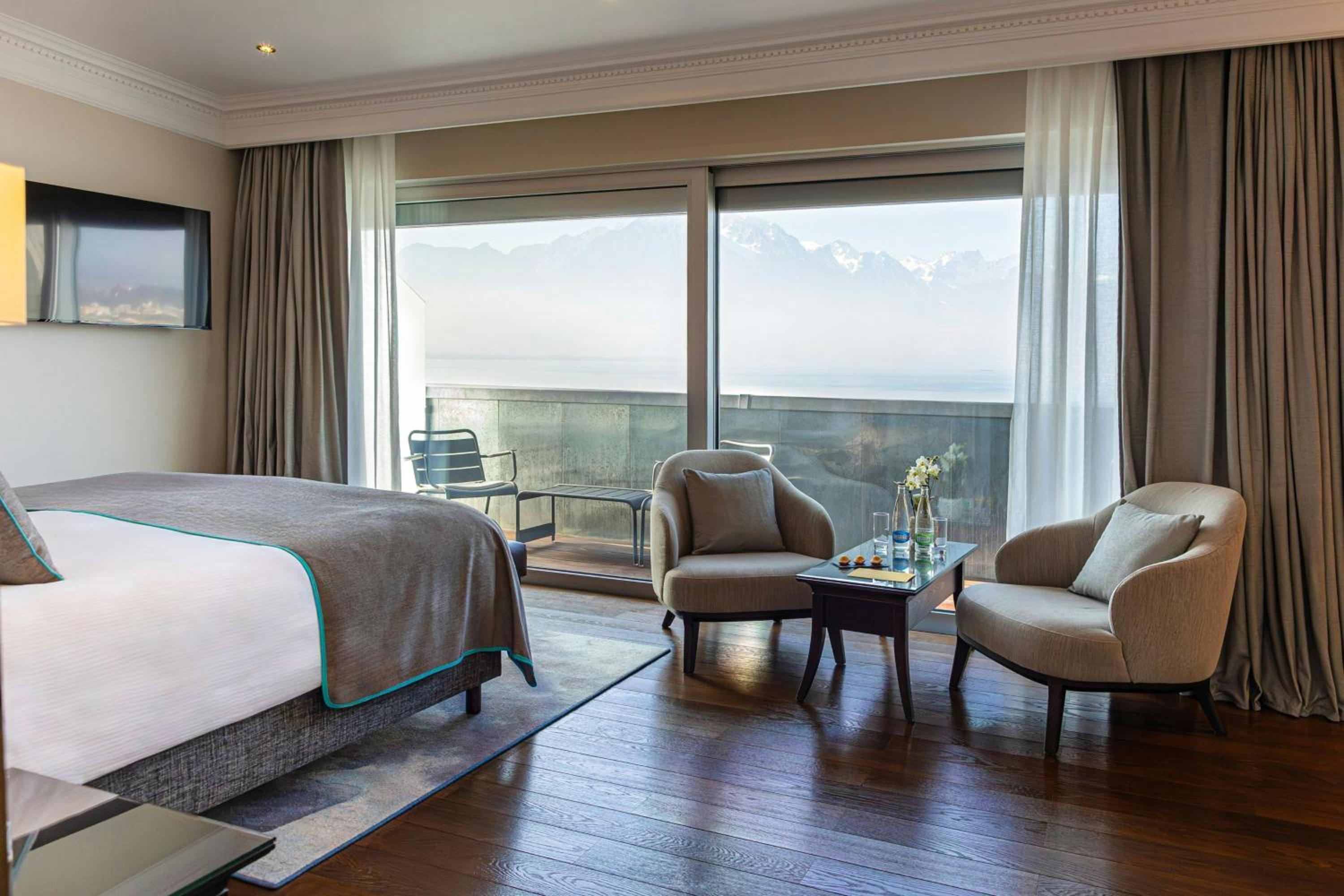 Executive Junior Queen Suite with Lake View