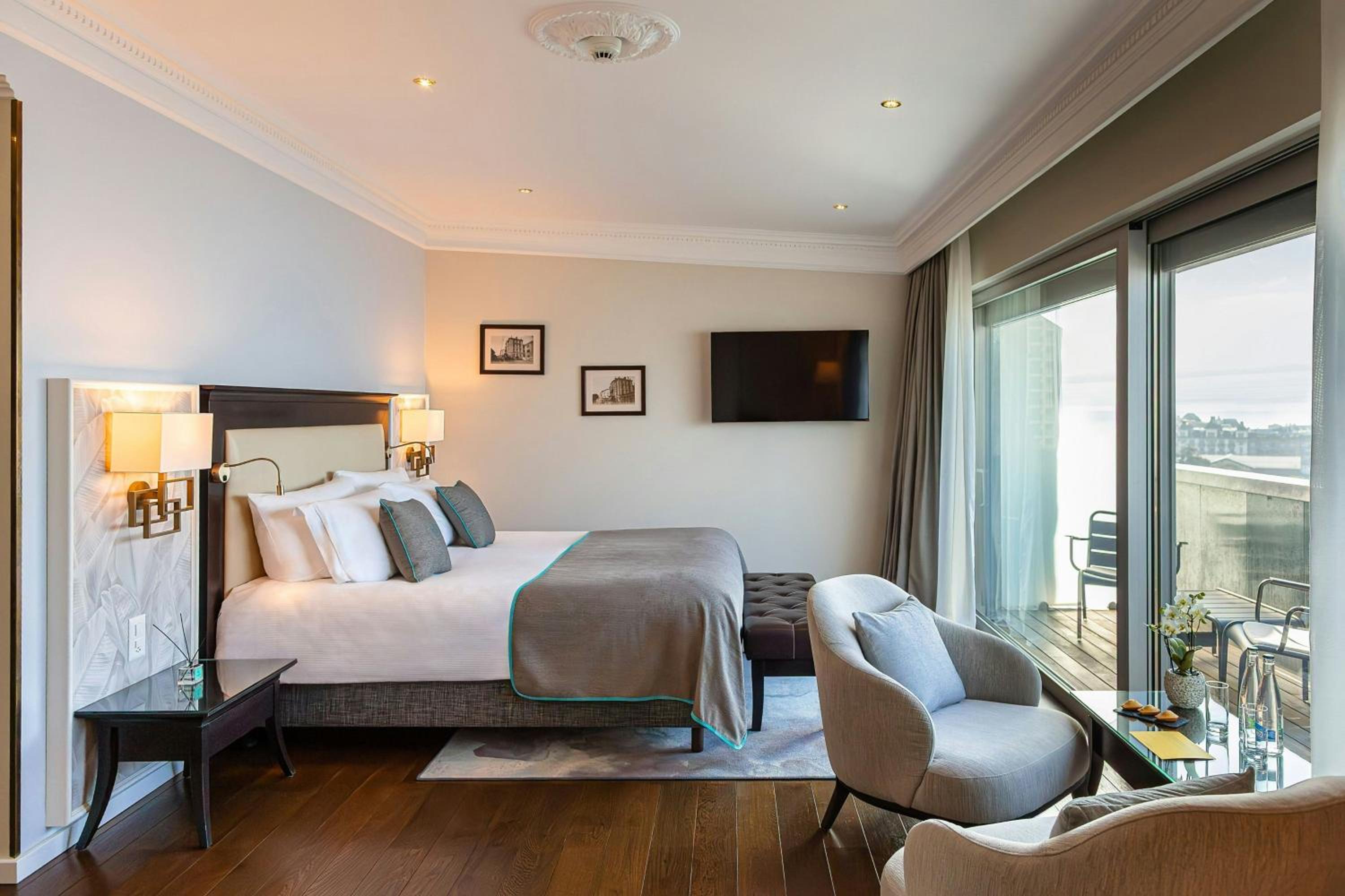 Executive Junior Queen Suite with Lake View