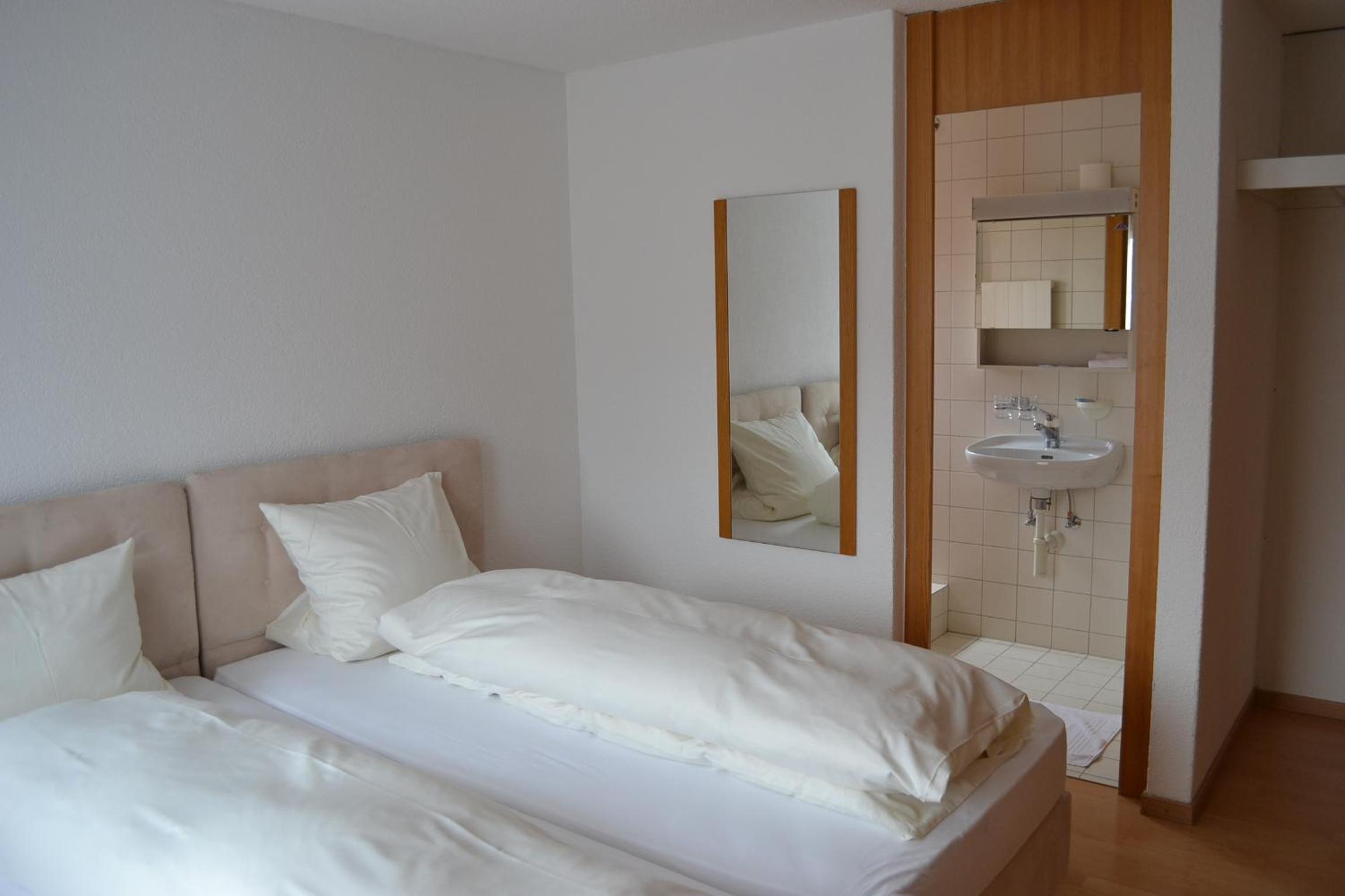 Twin Room - Photo 3