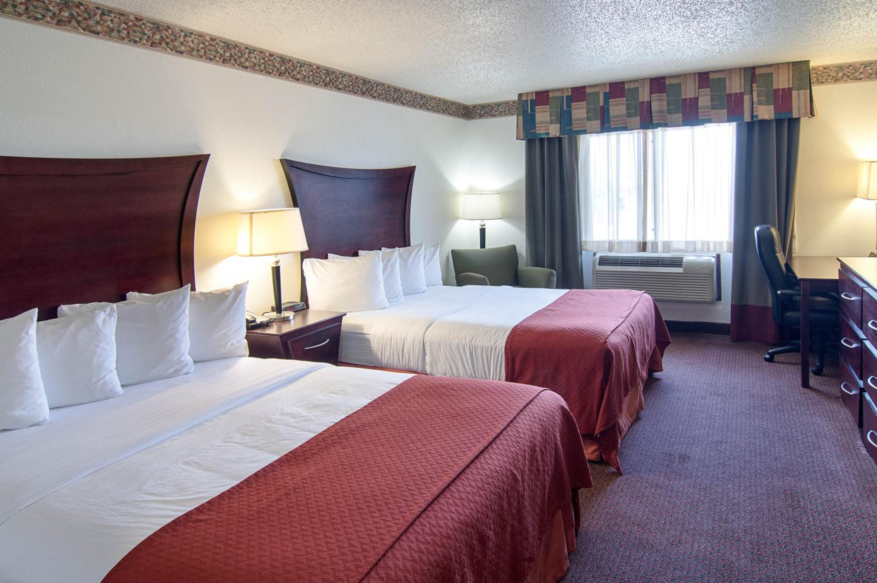 Queen Room With Two Queen Beds - Non-Smoking photo 2