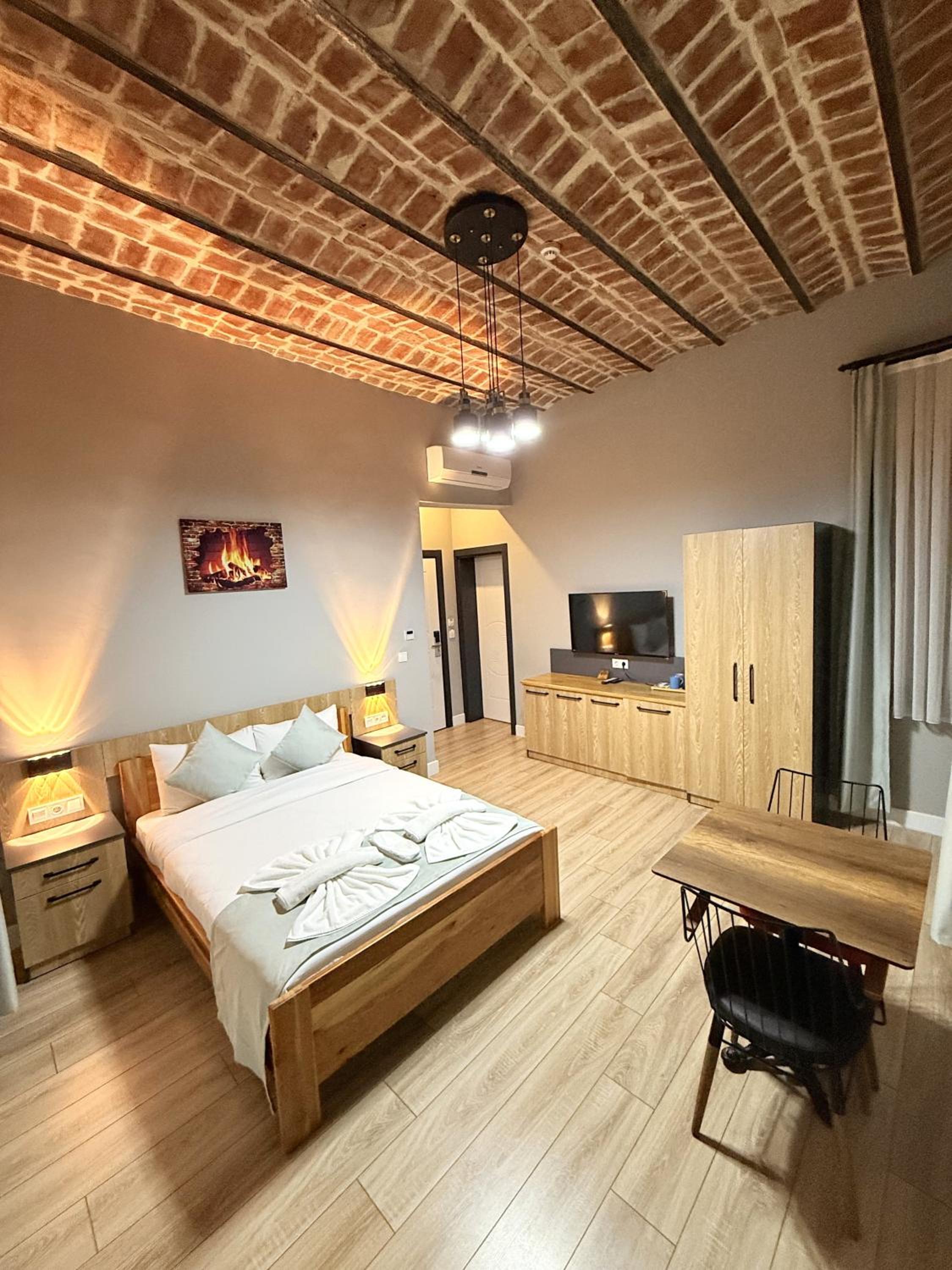 Deluxe King Room photo 1