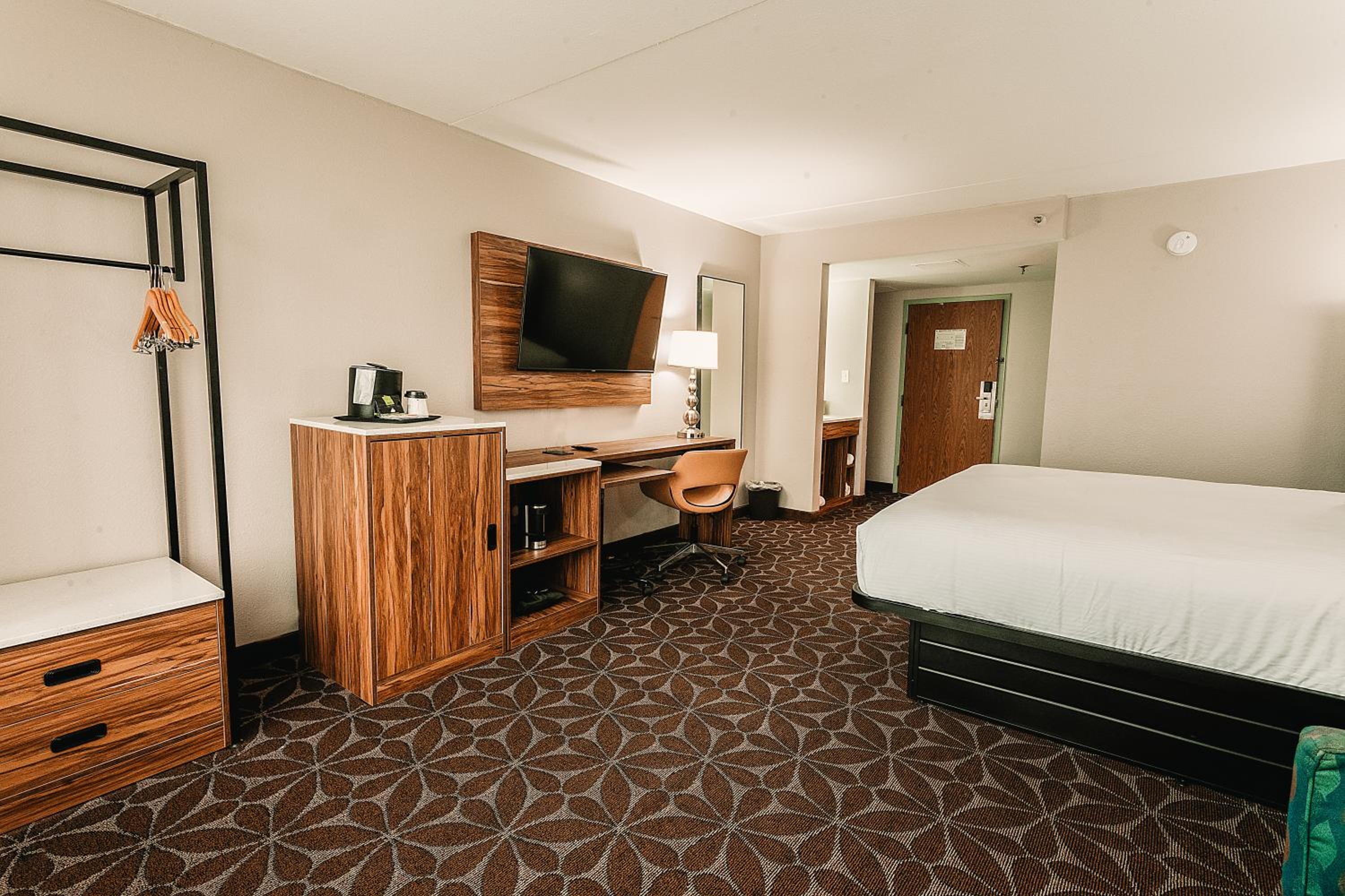 Junior King Suite - Non-Smoking - Photo 4