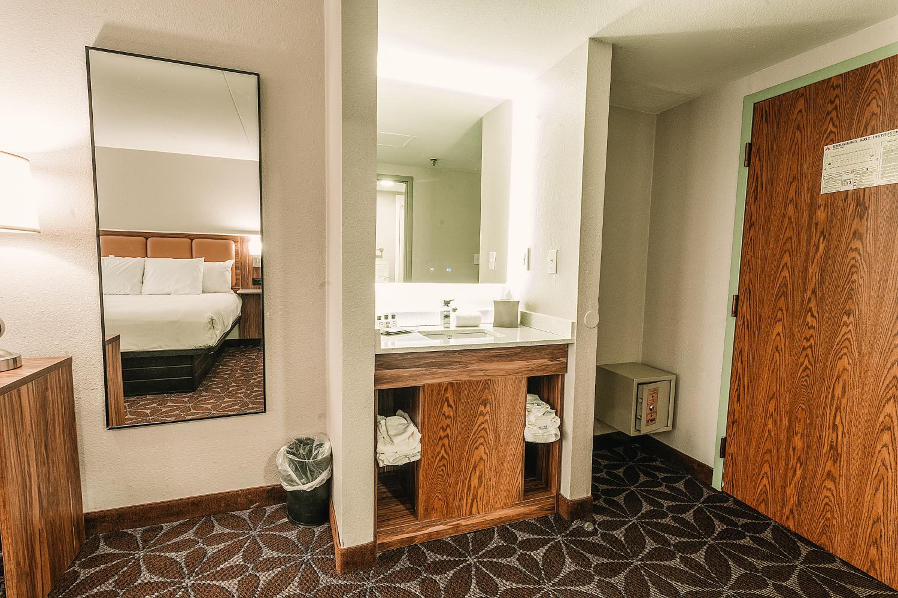 Junior King Suite - Non-Smoking - Photo 7