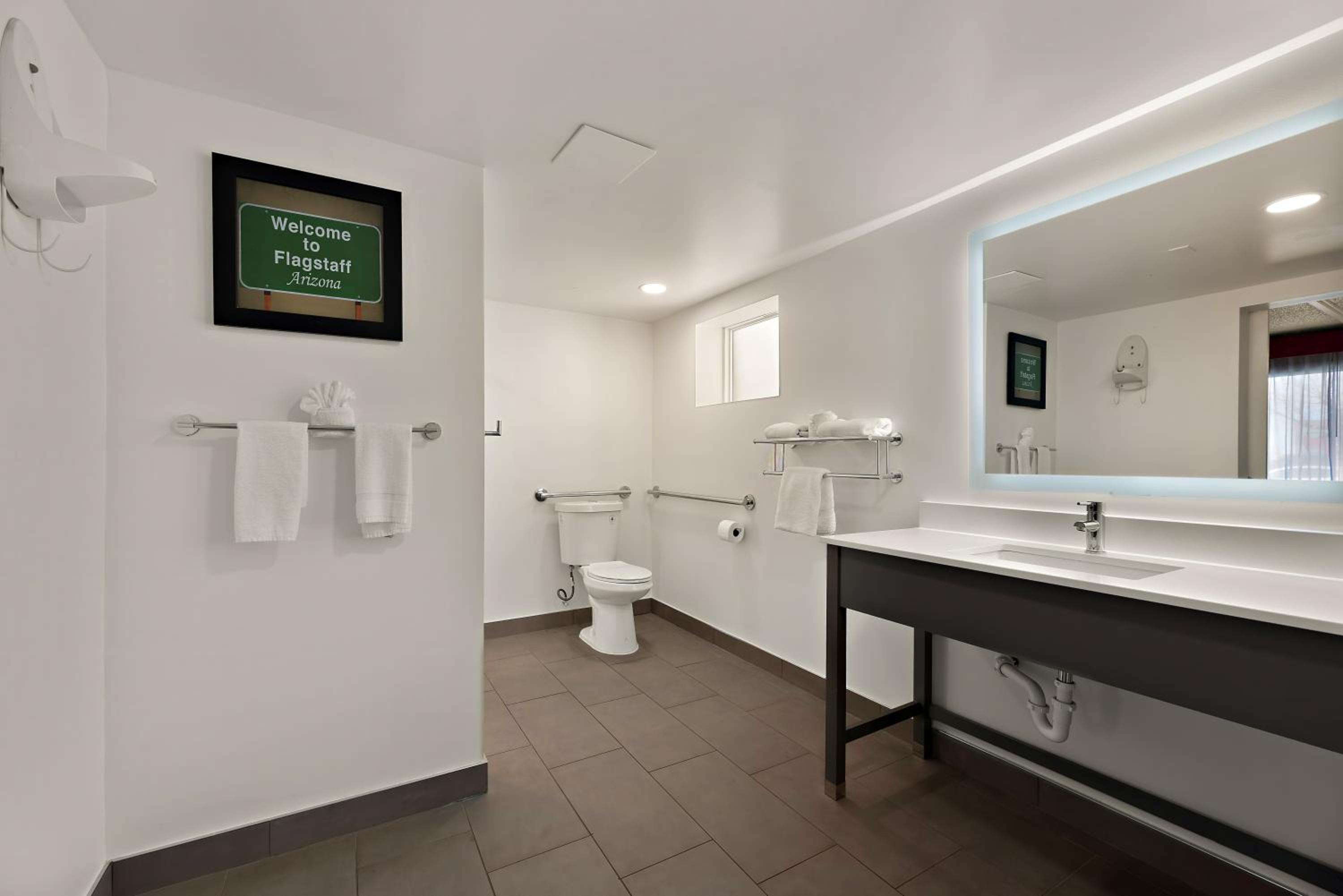 King Room with Tub - Disability Access/Non Smoking/Ground floor - Photo 1