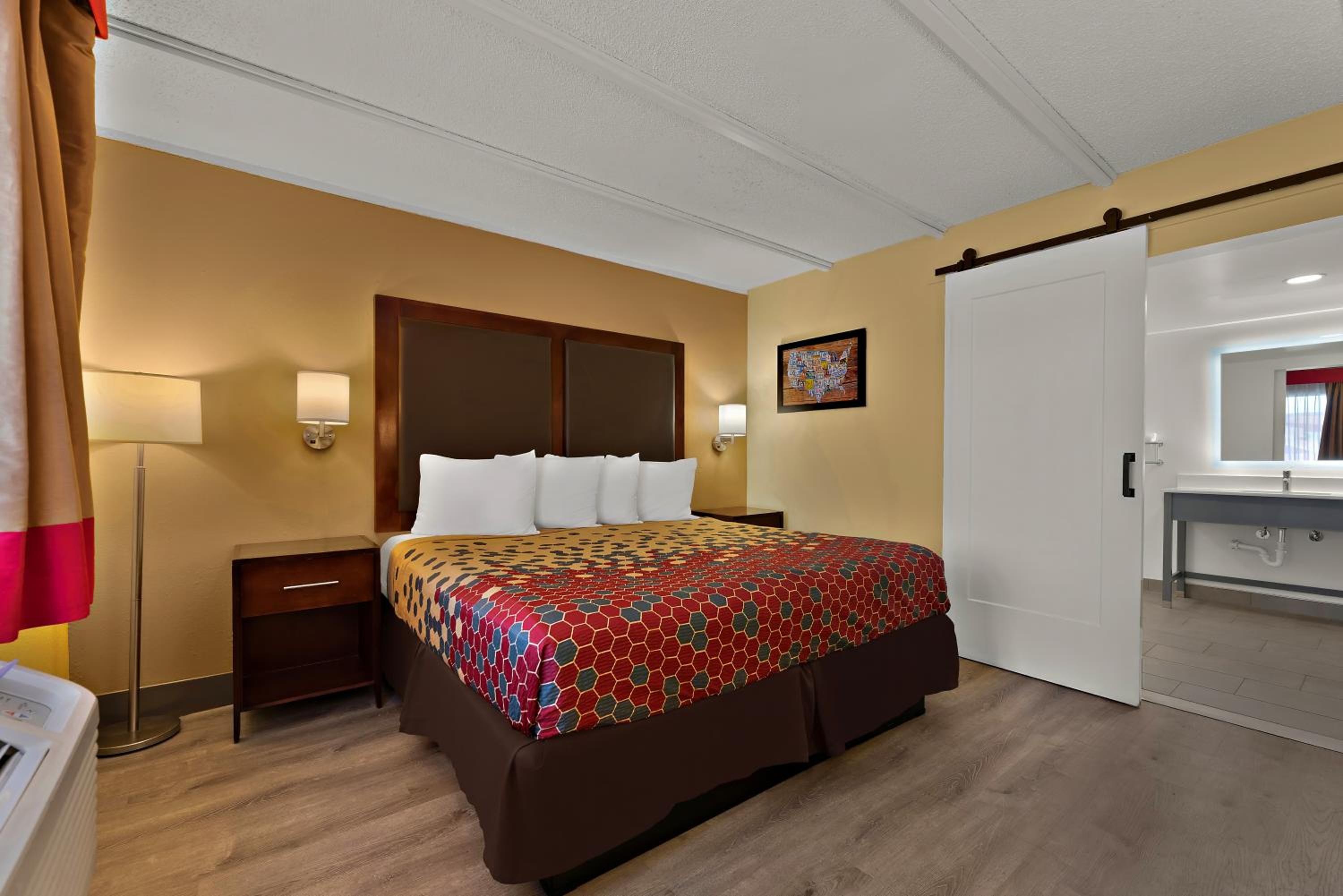 King Room with Tub - Disability Access/Non Smoking/Ground floor - Photo 6