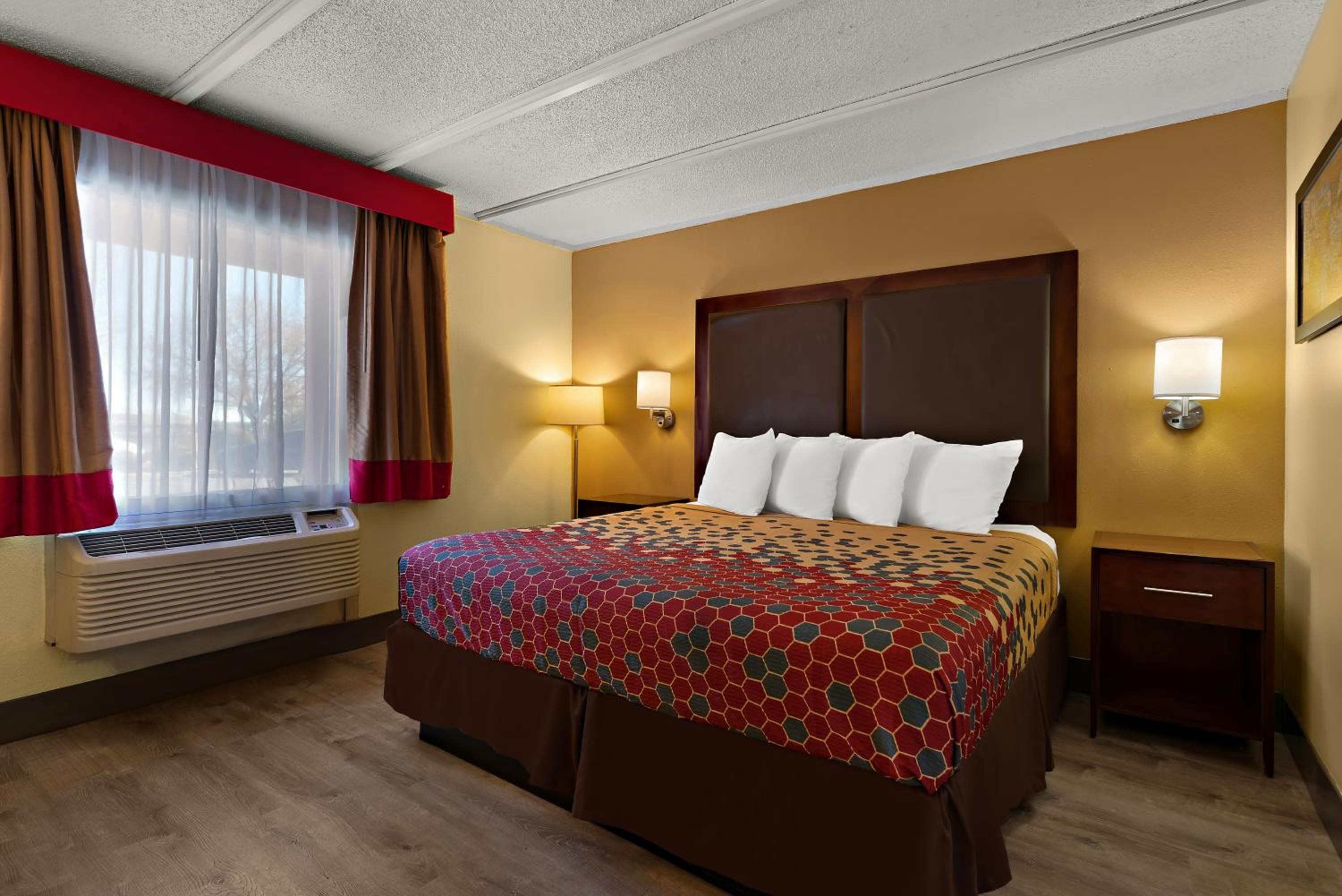 King Room with Tub - Disability Access/Non Smoking/Ground floor - Photo 5