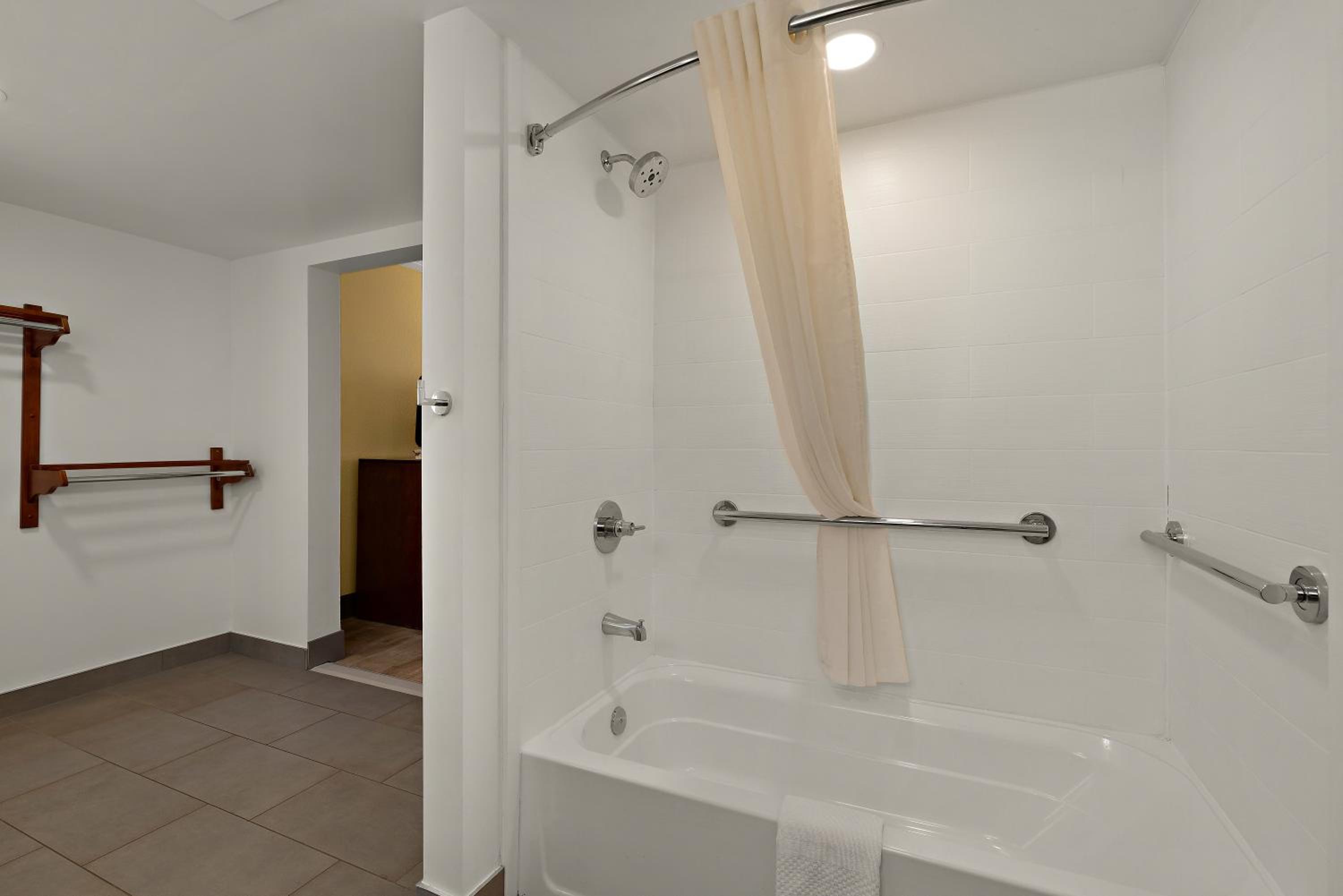 King Room with Tub - Disability Access/Non Smoking/Ground floor - Photo 3