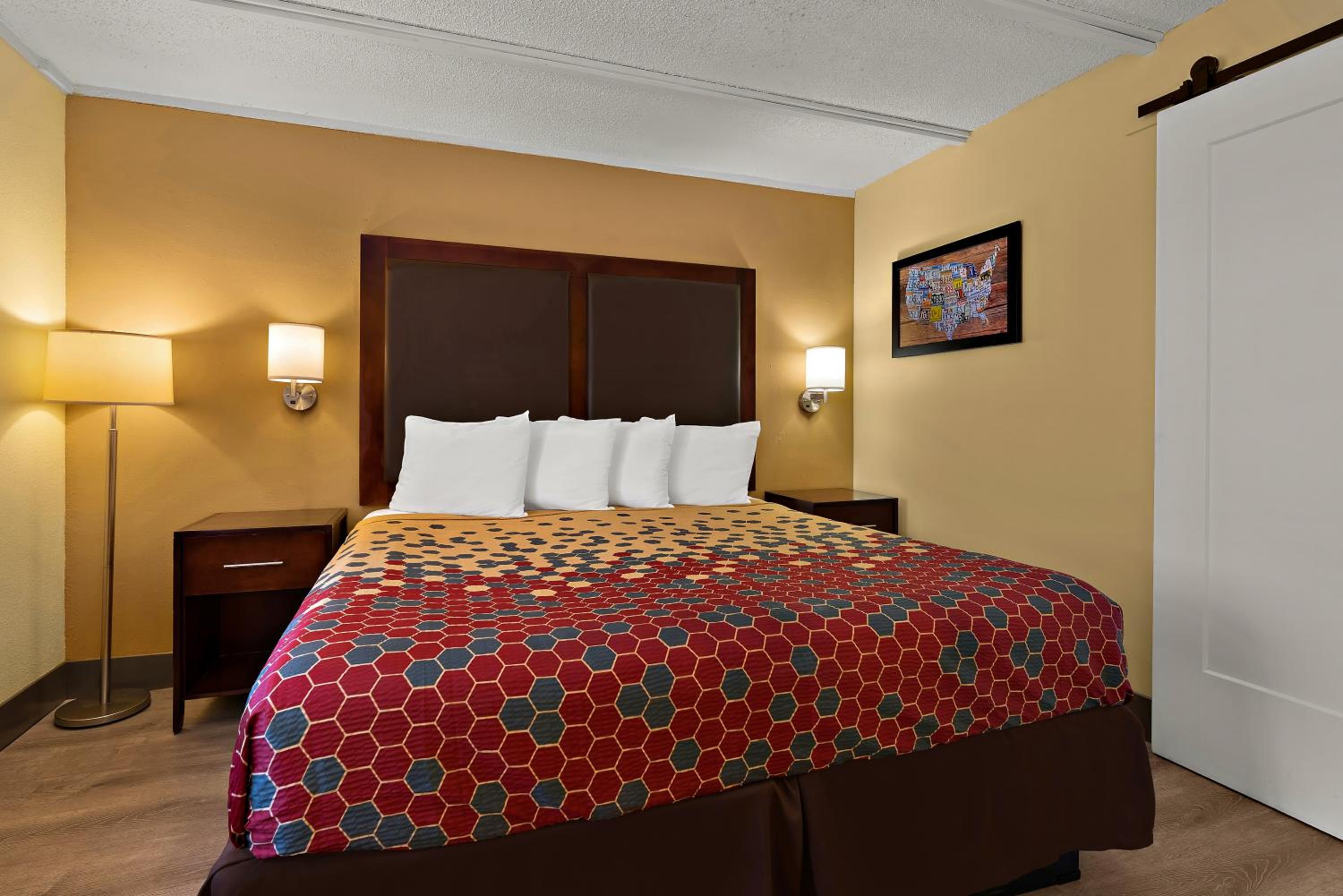 King Room with Tub - Disability Access/Non Smoking/Ground floor - Photo 4