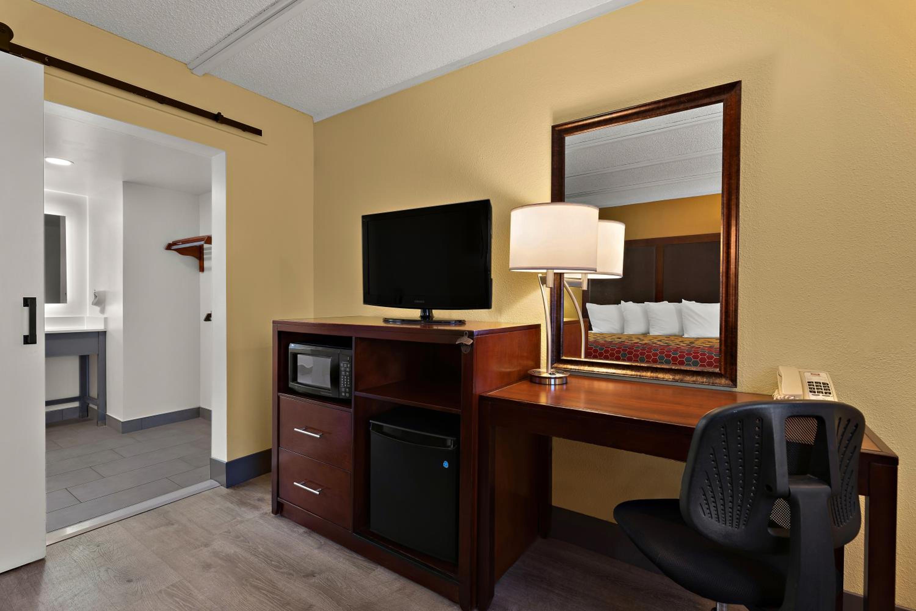 King Room with Tub - Disability Access/Non Smoking/Ground floor - Photo 2