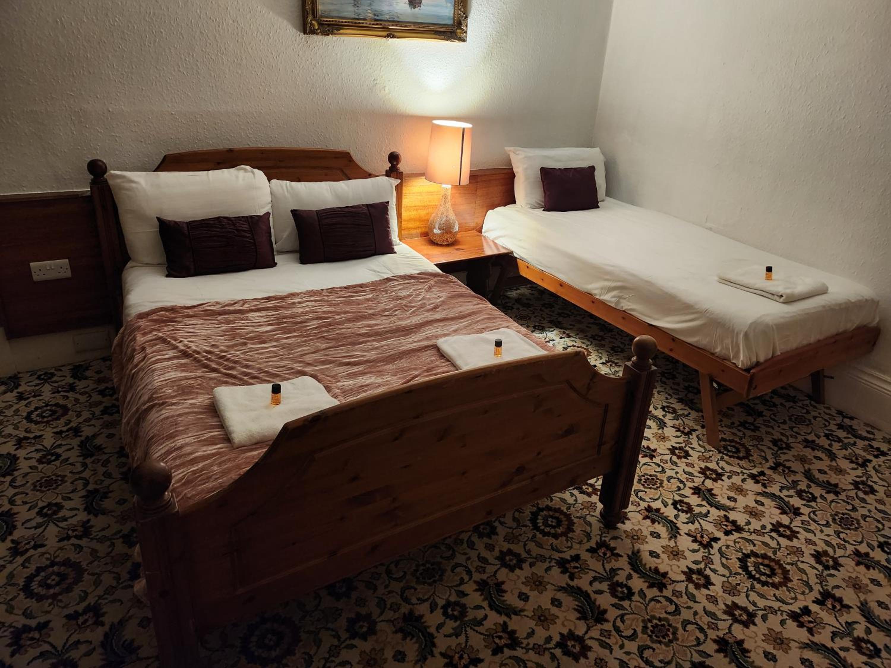 Double Room with Private Bathroom - Photo 1
