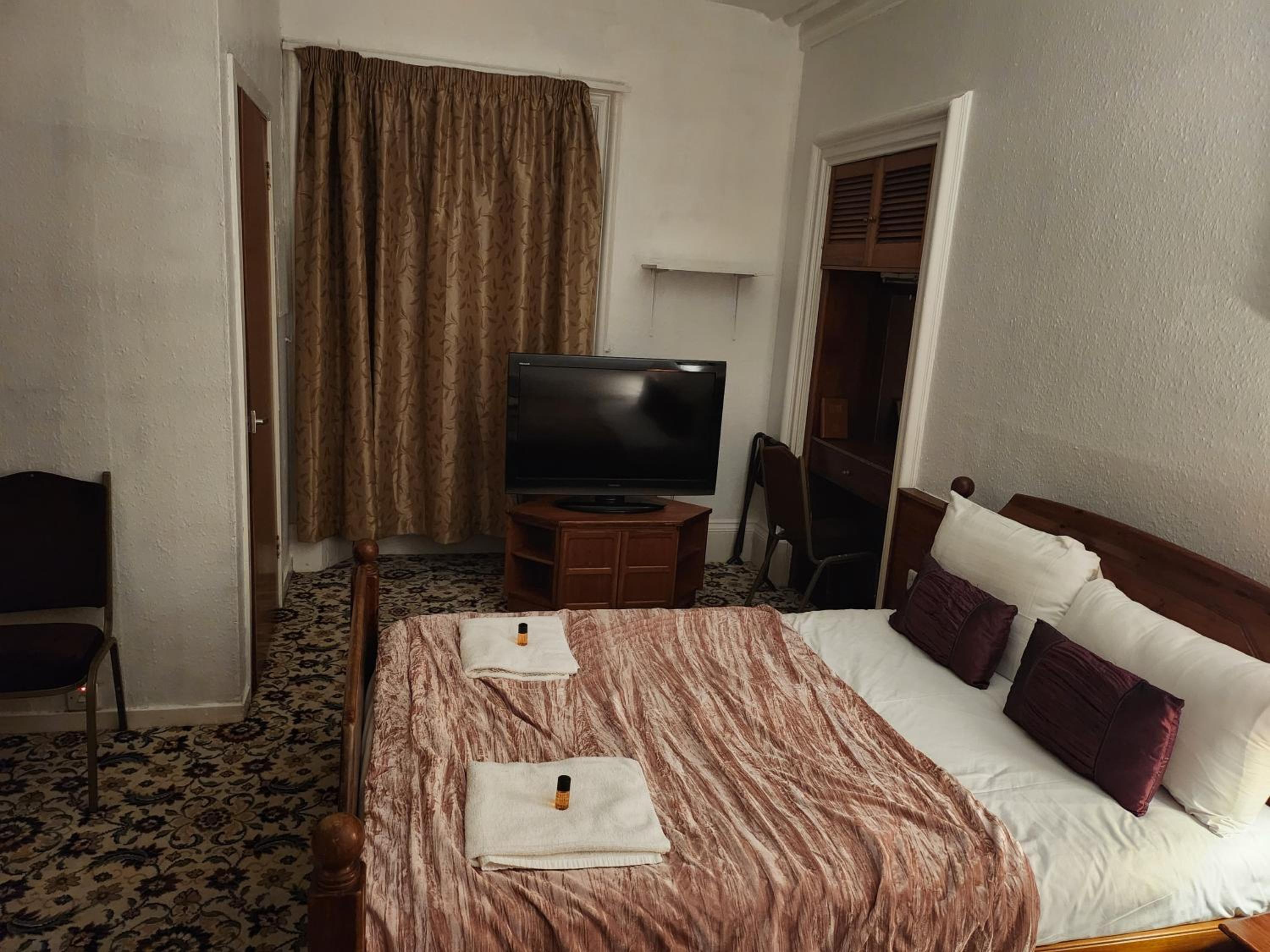 Double Room with Private Bathroom - Photo 2