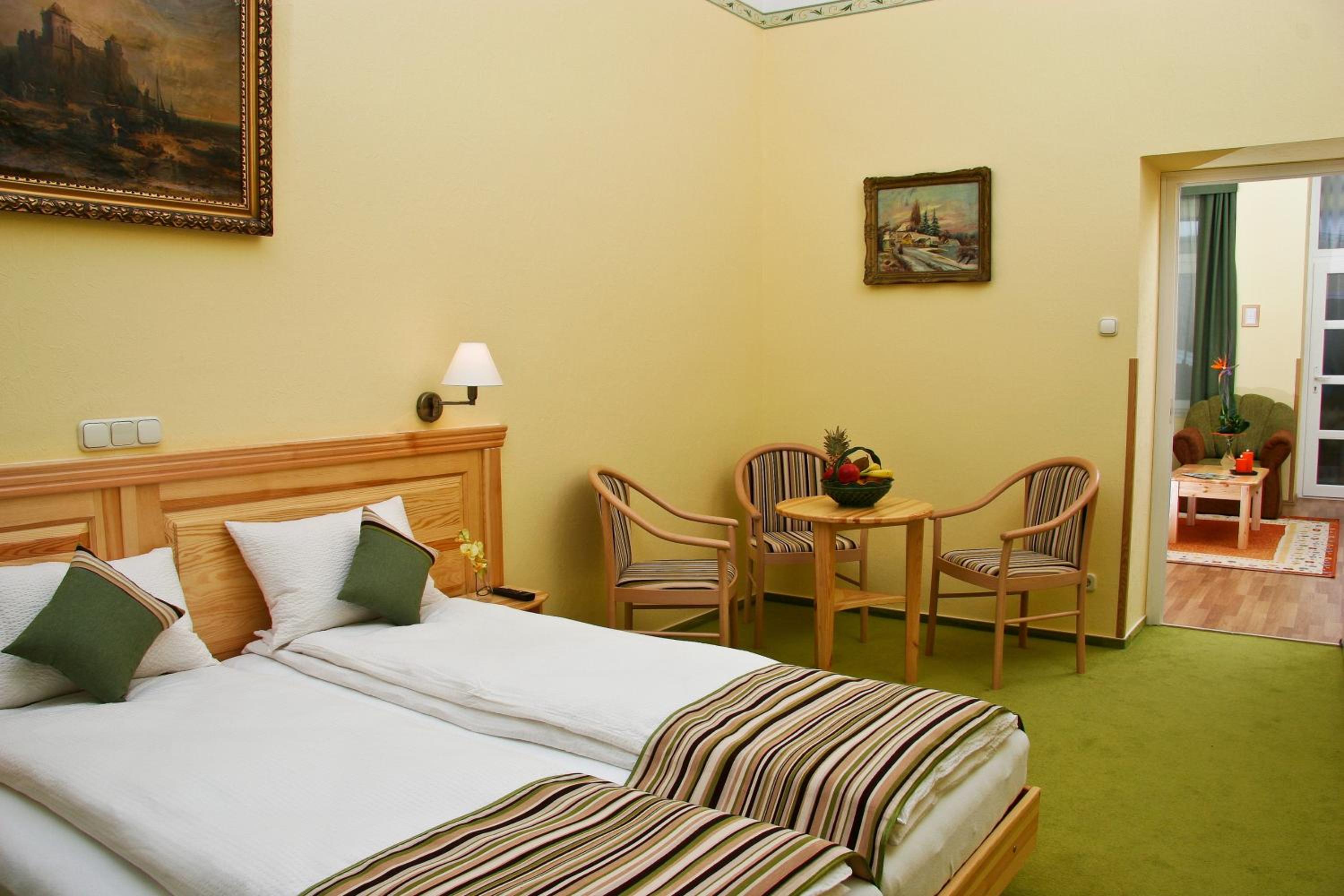 One-Bedroom Suite - Photo 3
