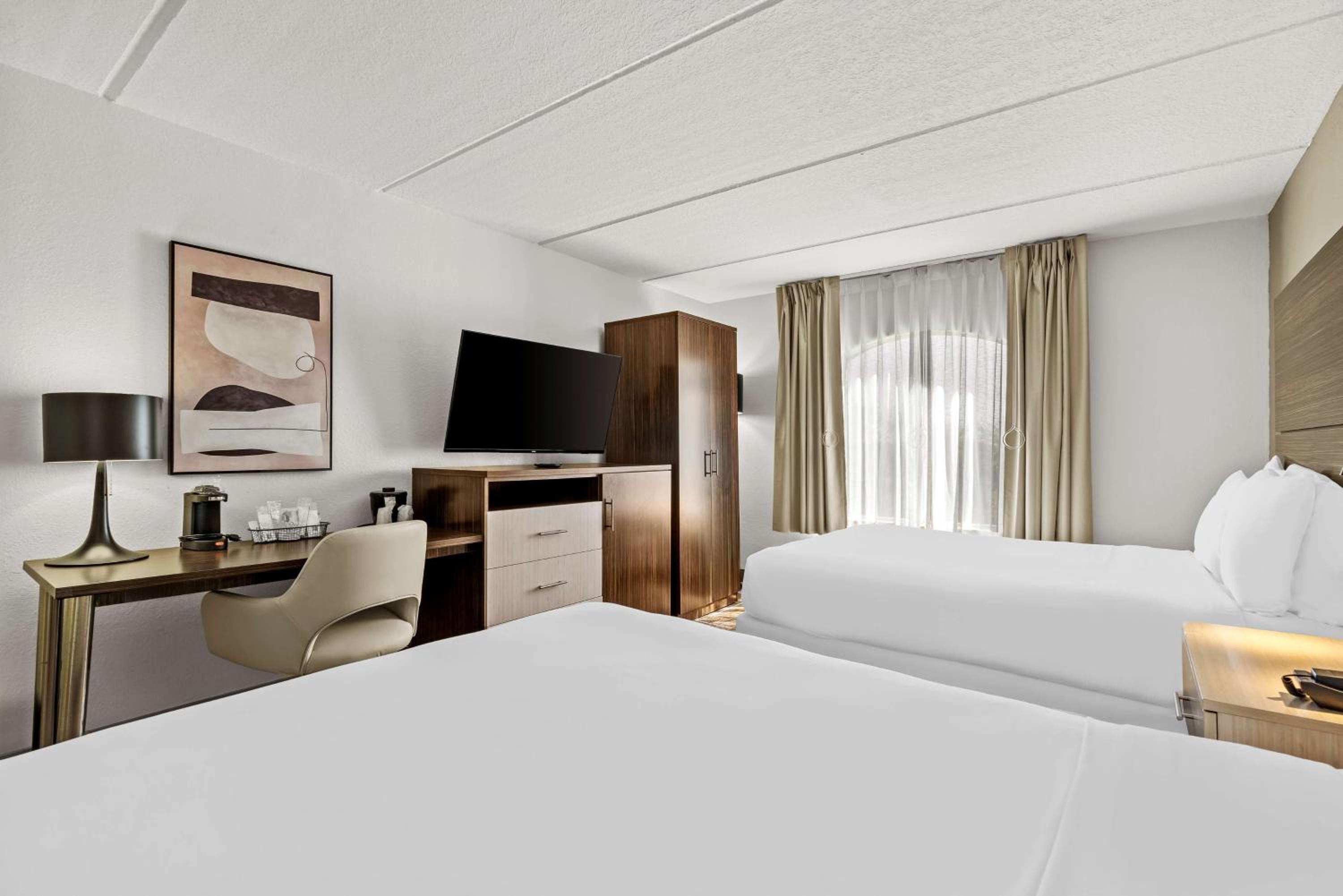Queen Room with Two Queen Beds and Bath Tub - Disability Accessible
