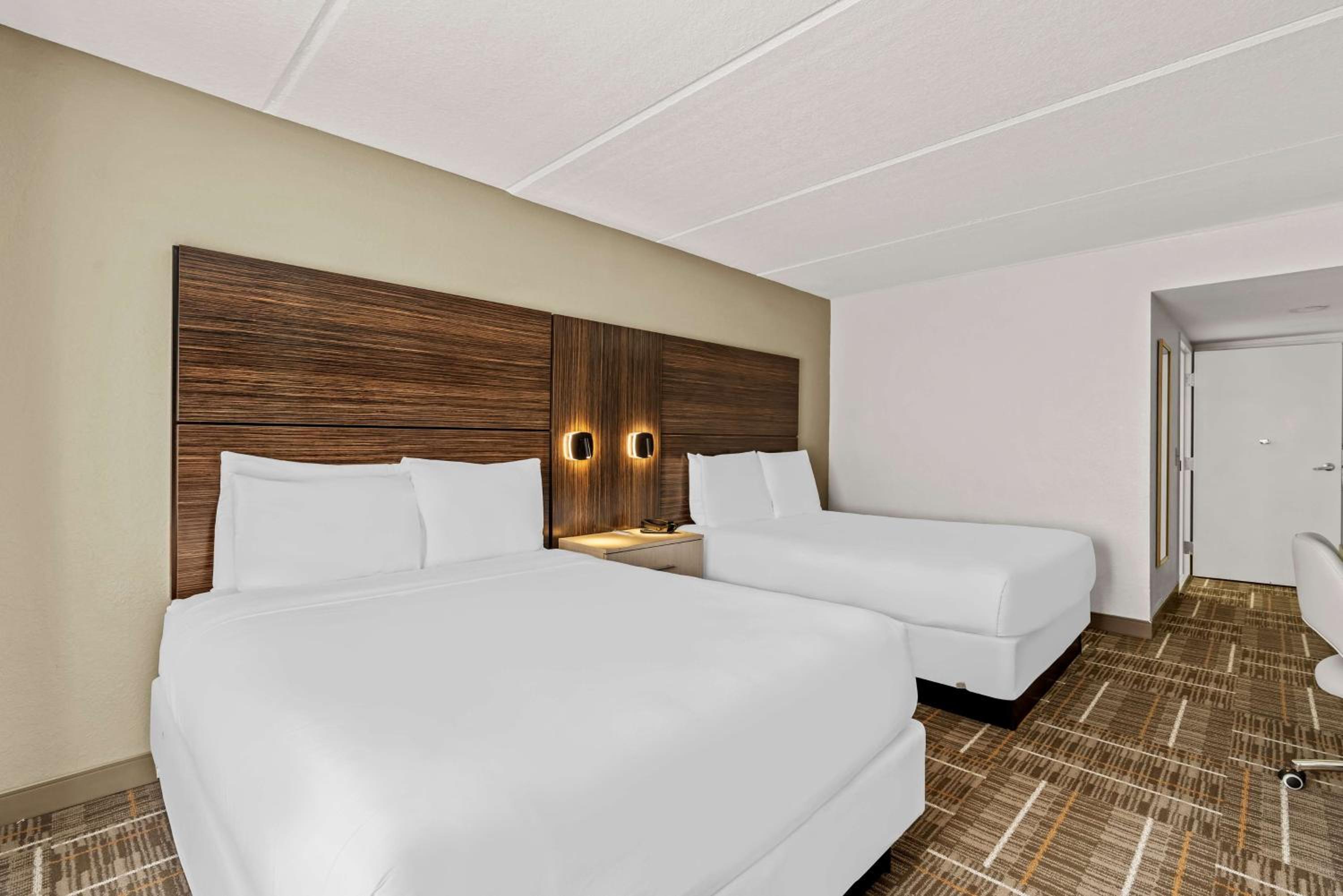 Queen Room with Two Queen Beds and Bath Tub - Disability Accessible