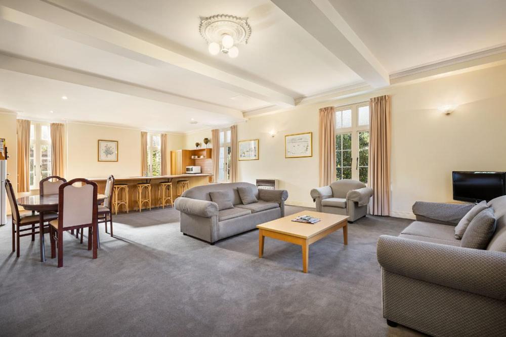 Deluxe Two-Bedroom Apartment