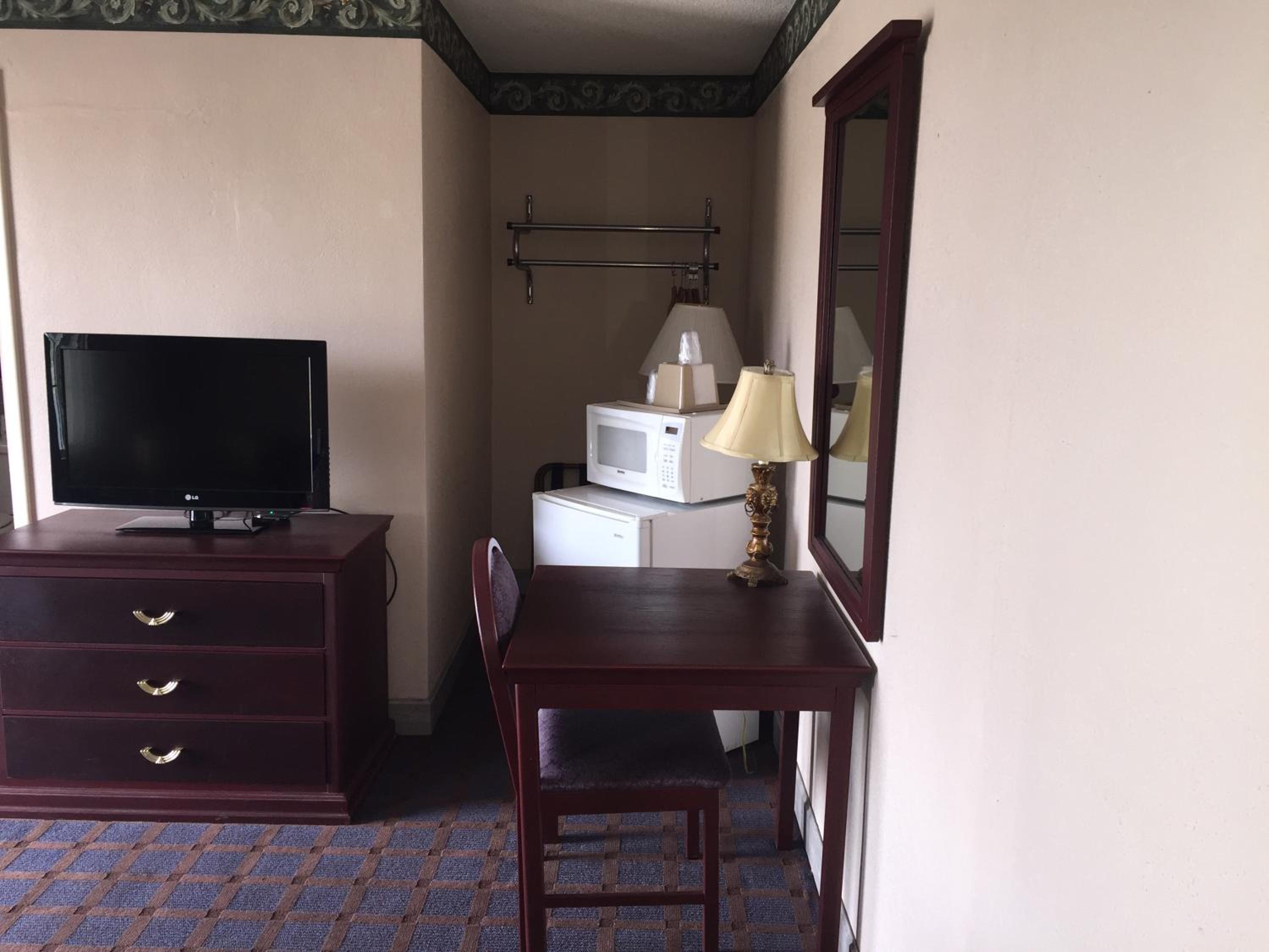 Queen Room - Non-Smoking photo 1