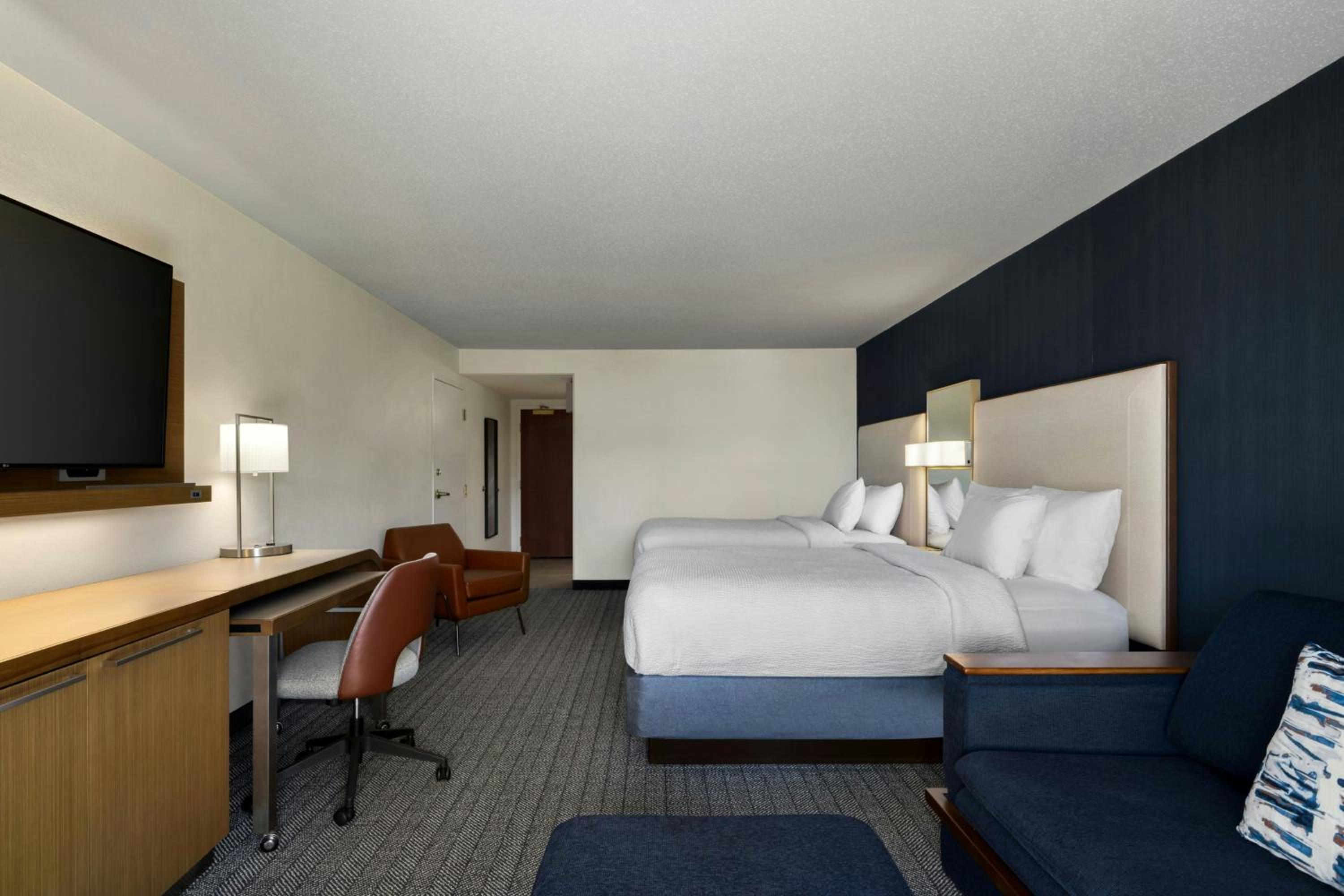 Double Room with Two Double Beds and Sofa Bed - Photo 3