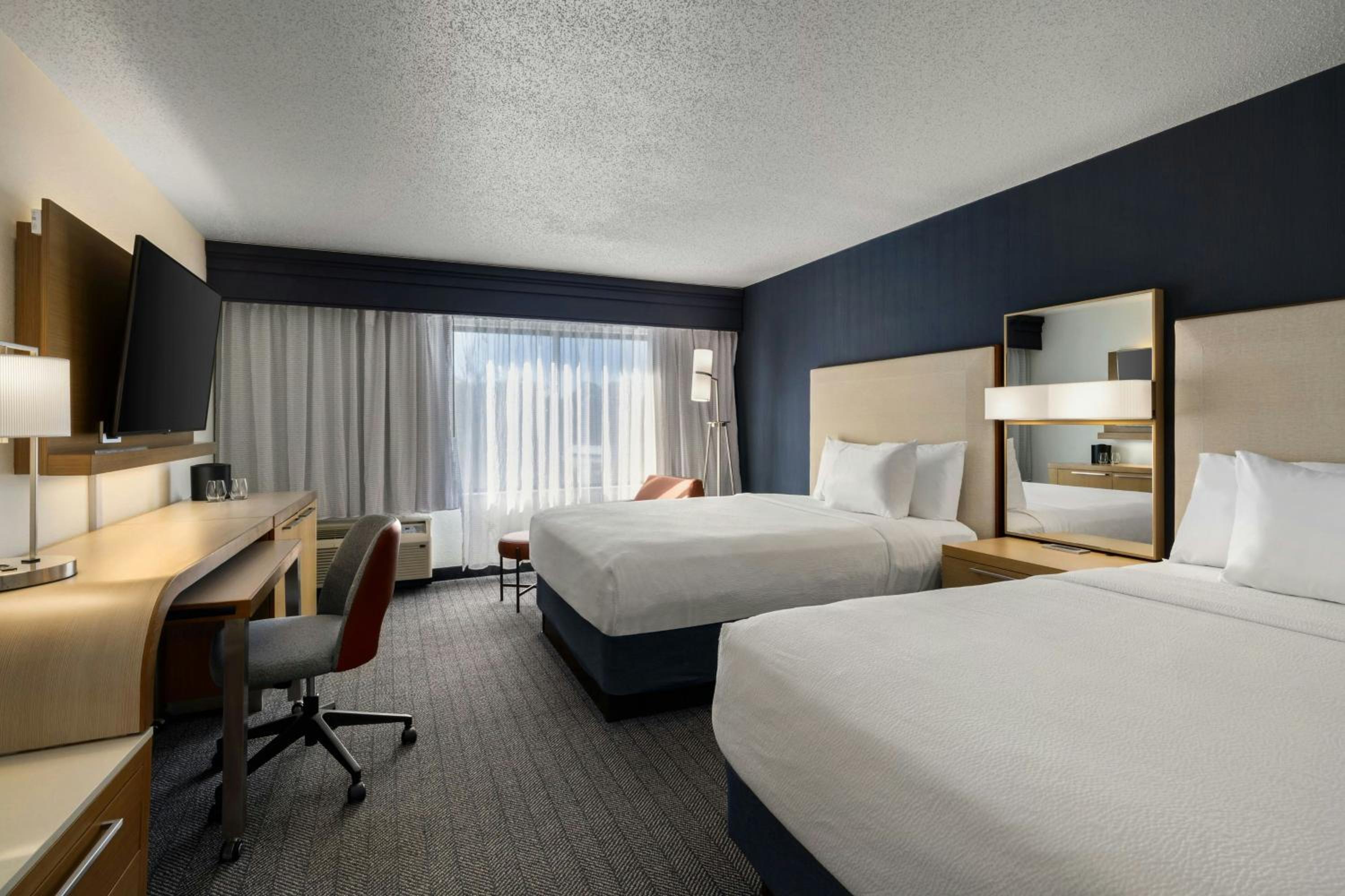 Double Room with Two Double Beds - Photo 2